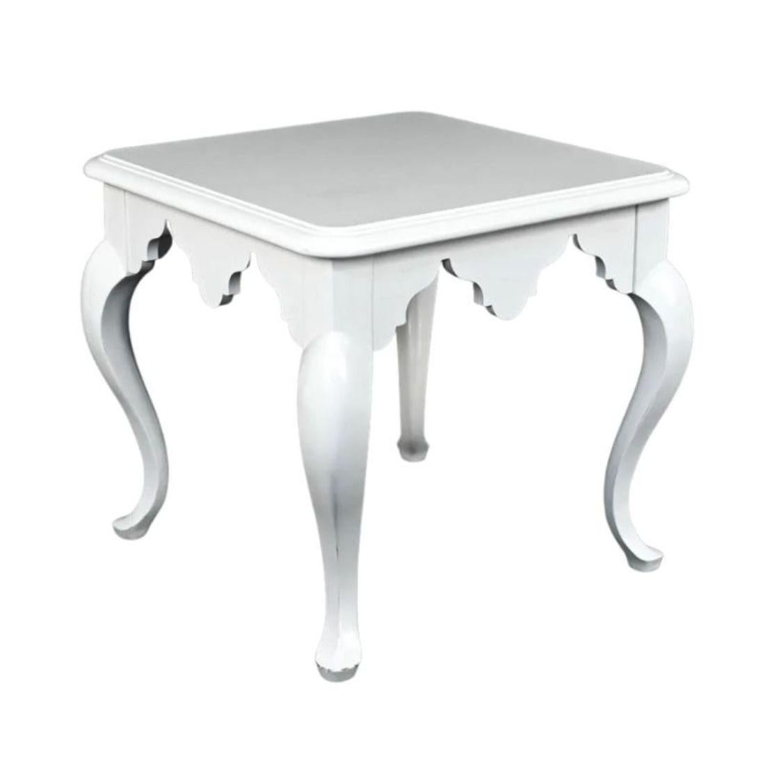 Table indonésienne carrée en bois blanc peint, avec tablier en forme d'inspiration mauresque et pieds en cabriole.