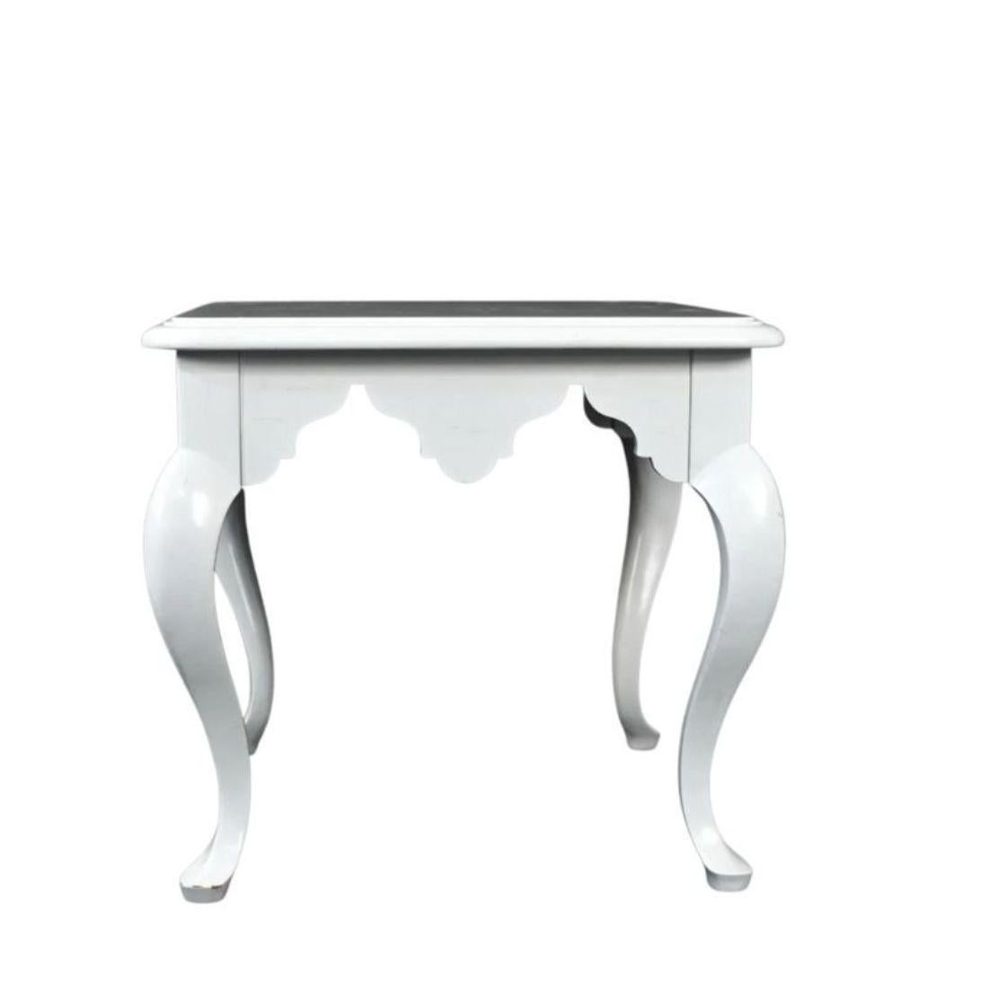 Table carrée peinte indonésienne avec pieds cabriole Bon état - En vente à Locust Valley, NY