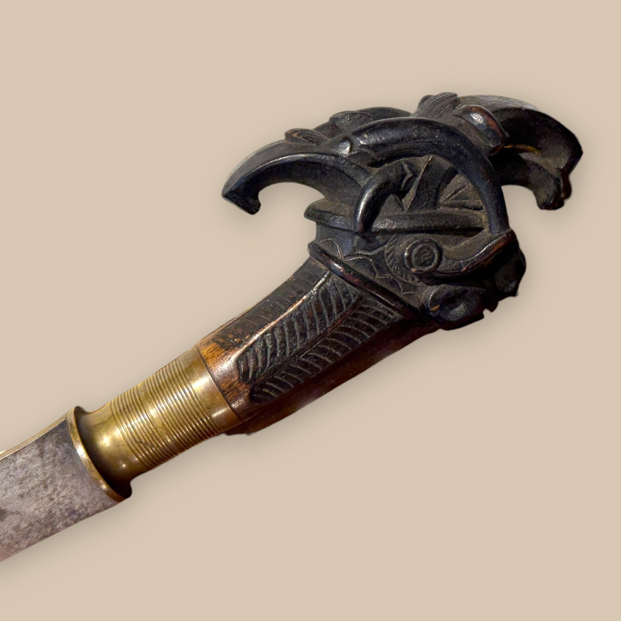 Indonesian Single-Edged Sword with Carved Wooden Hilt, 19th Century In condizioni buone in vendita a NICE, FR