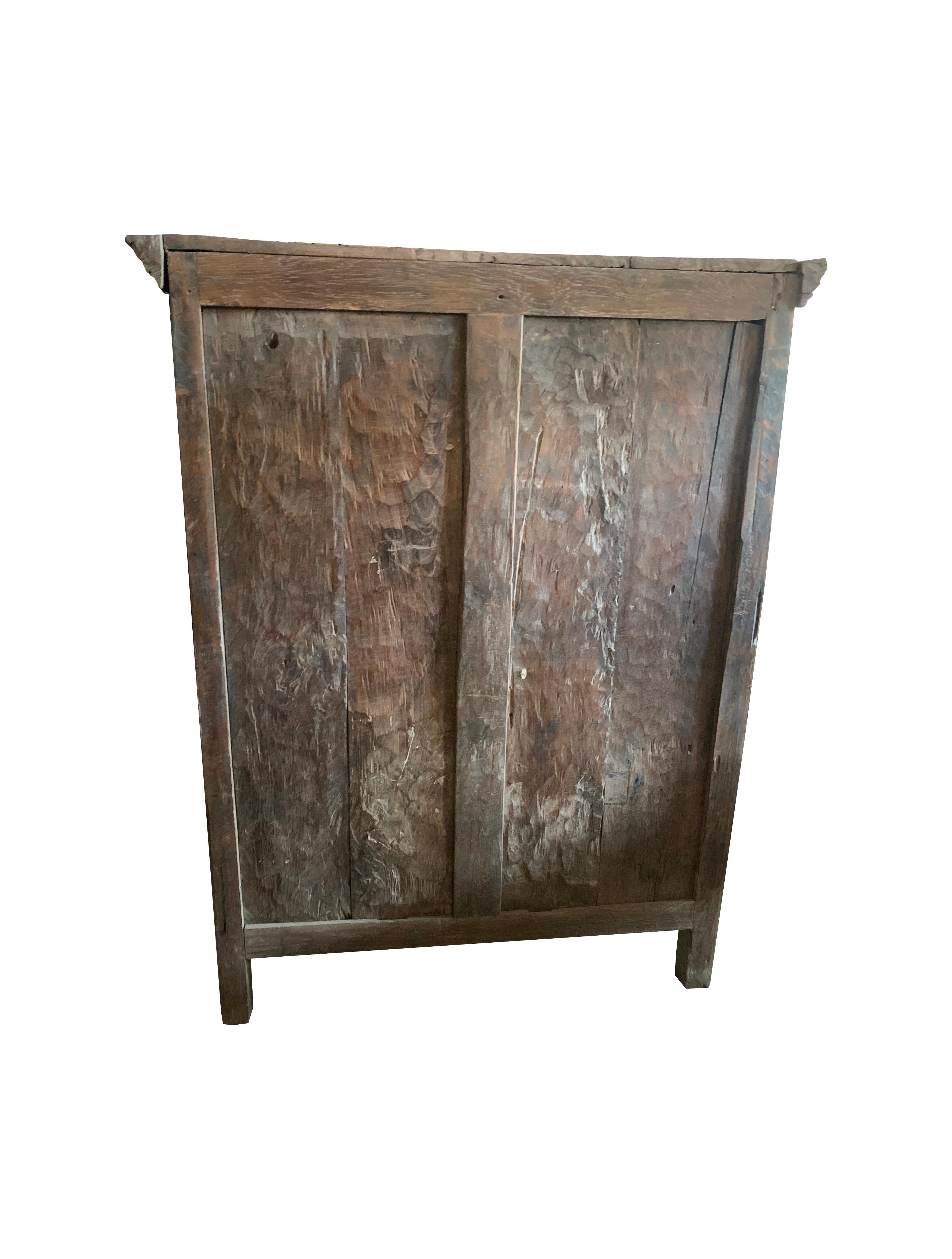 Indonesian Teak Cabinet from Java with Carved Fan Motifs, 19th Century In Good Condition In Jimbaran, Bali