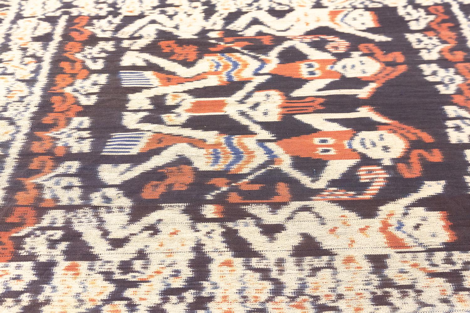 Dies ist ein antikes indonesisches Textil, das Ende des 19. Jahrhunderts um 1890-1900 gewebt wurde und die Maße 100x 54CM hat. Dieses einzigartige Textil zeigt ein malerisches Design mit zwei tanzenden Frauen, die sich gegenüberstehen und ein Baby