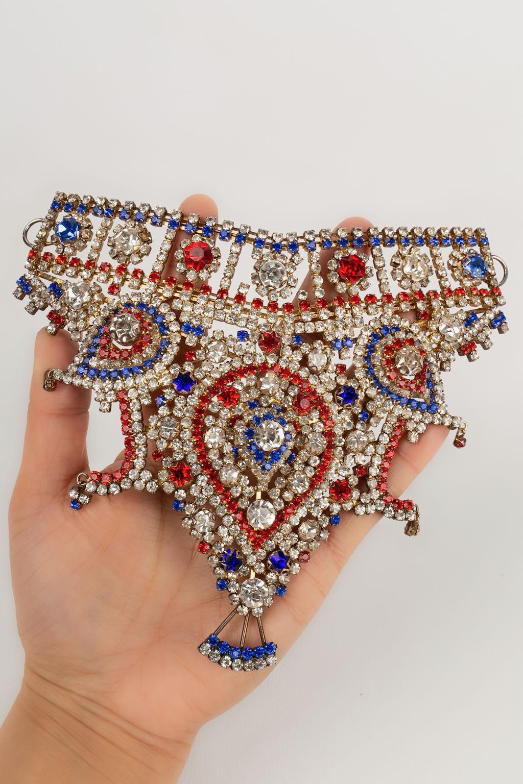 NOT SIGNED -Head jewel in openwork metal paved with rhinestones.

Condition:
Very good condition

Dimensions:
Height: 12 cm - Length: 16 cm

SKU:ACC129


