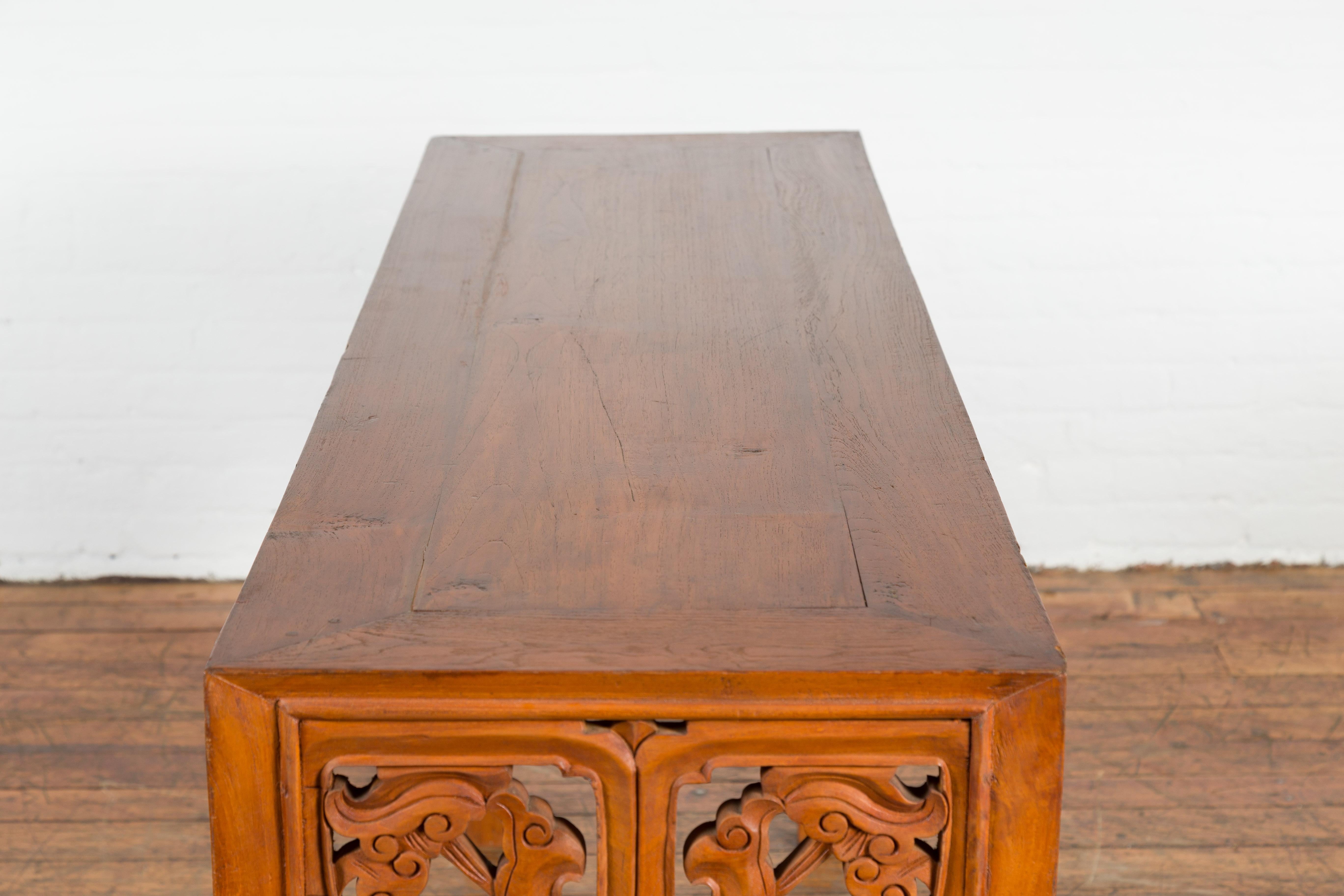 Table console d'autel indonésienne vintage avec tablier et écoinçons sculptés en nuages en vente 6
