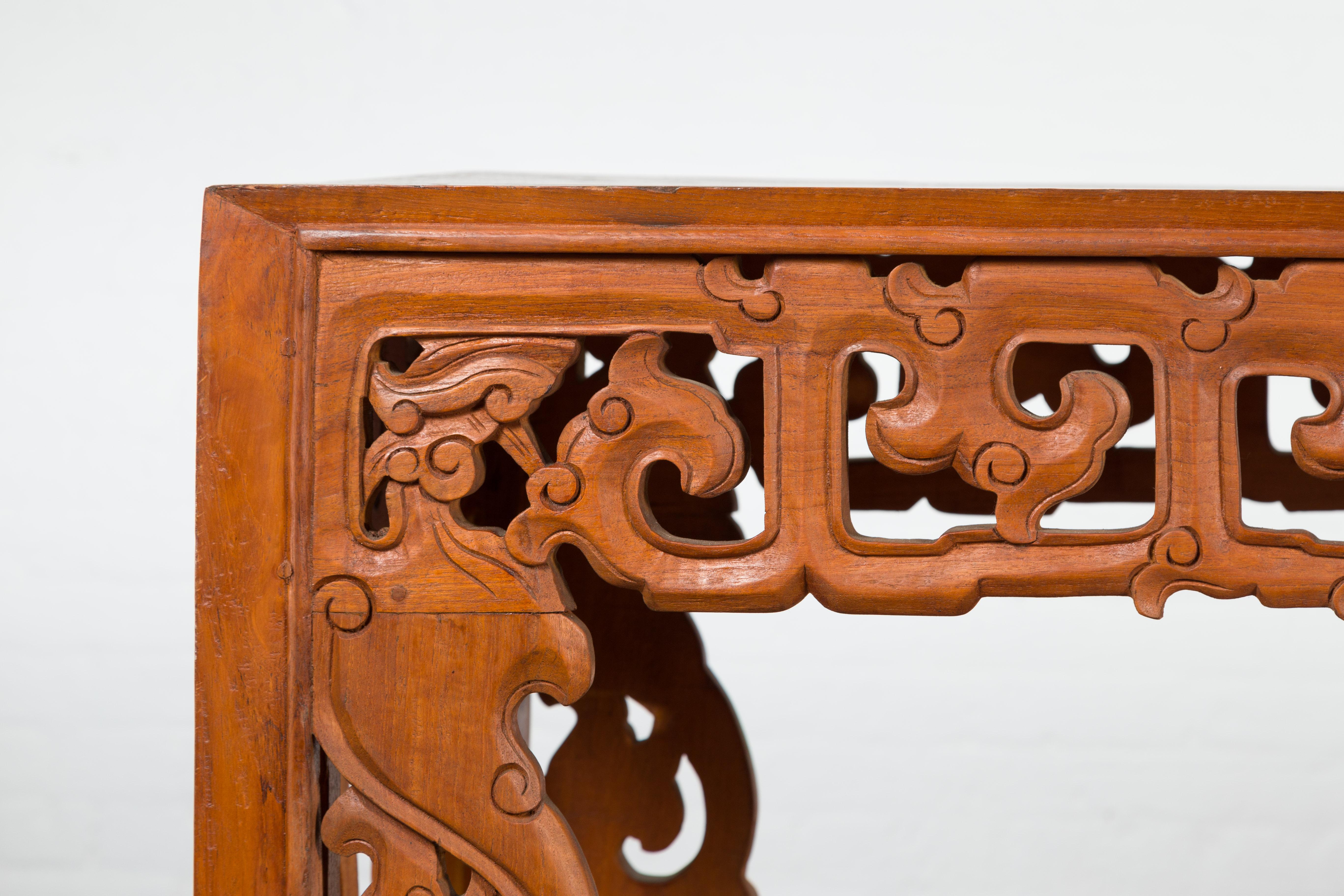 Table console d'autel indonésienne vintage avec tablier et écoinçons sculptés en nuages Bon état - En vente à Yonkers, NY