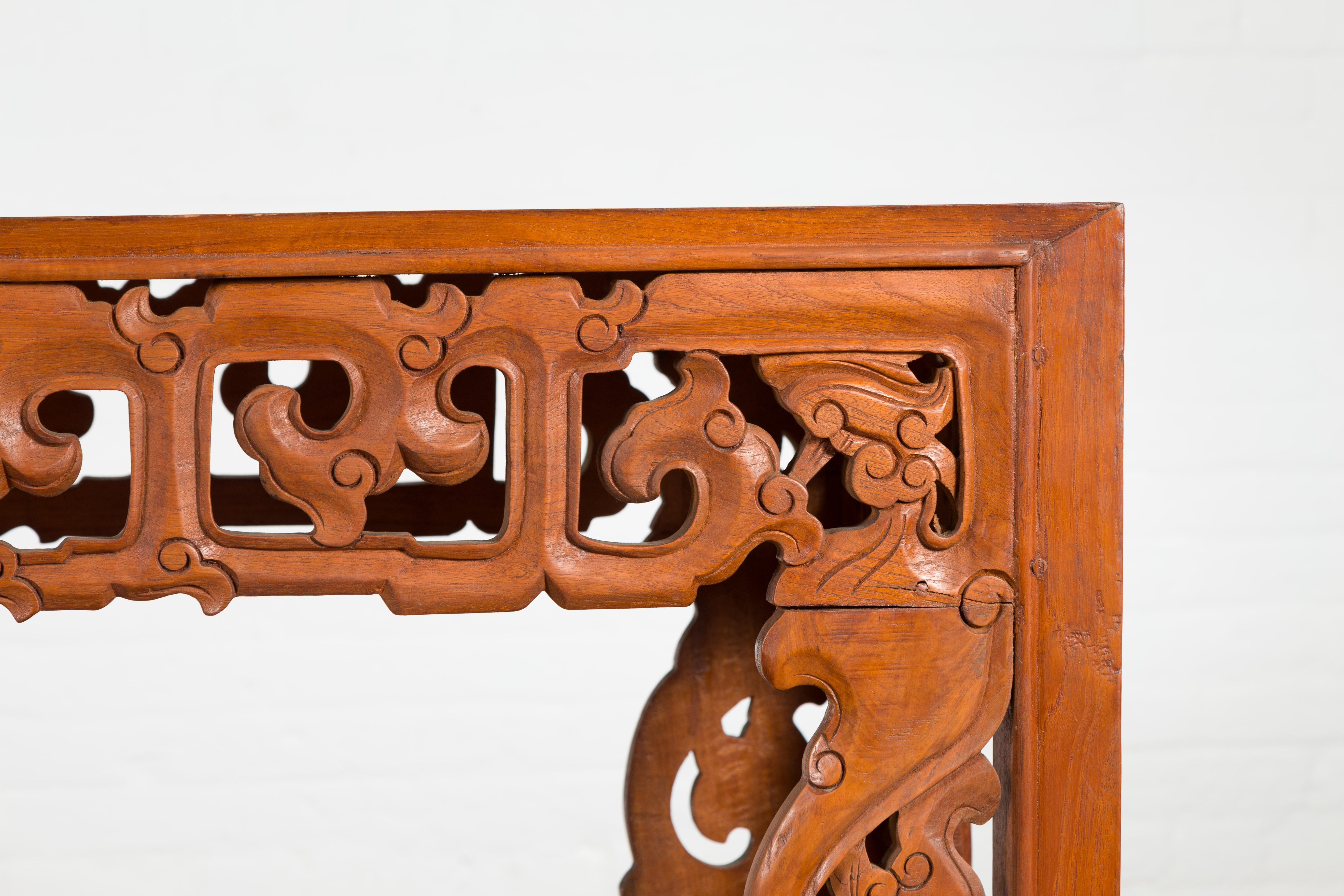 Table console d'autel indonésienne vintage avec tablier et écoinçons sculptés en nuages en vente 1