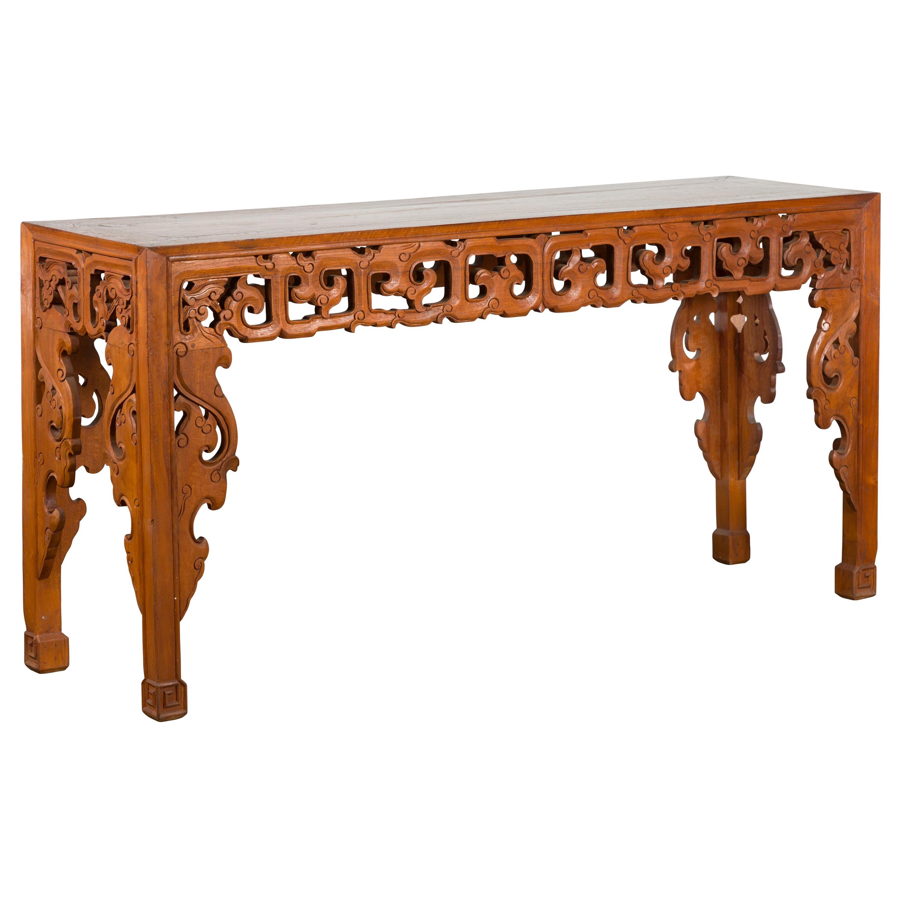 Table console d'autel indonésienne vintage avec tablier et écoinçons sculptés en nuages en vente