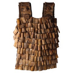 Gilet de chasse au sanglier indonésien, armure en os sculpté, Lombok, milieu du XXe siècle