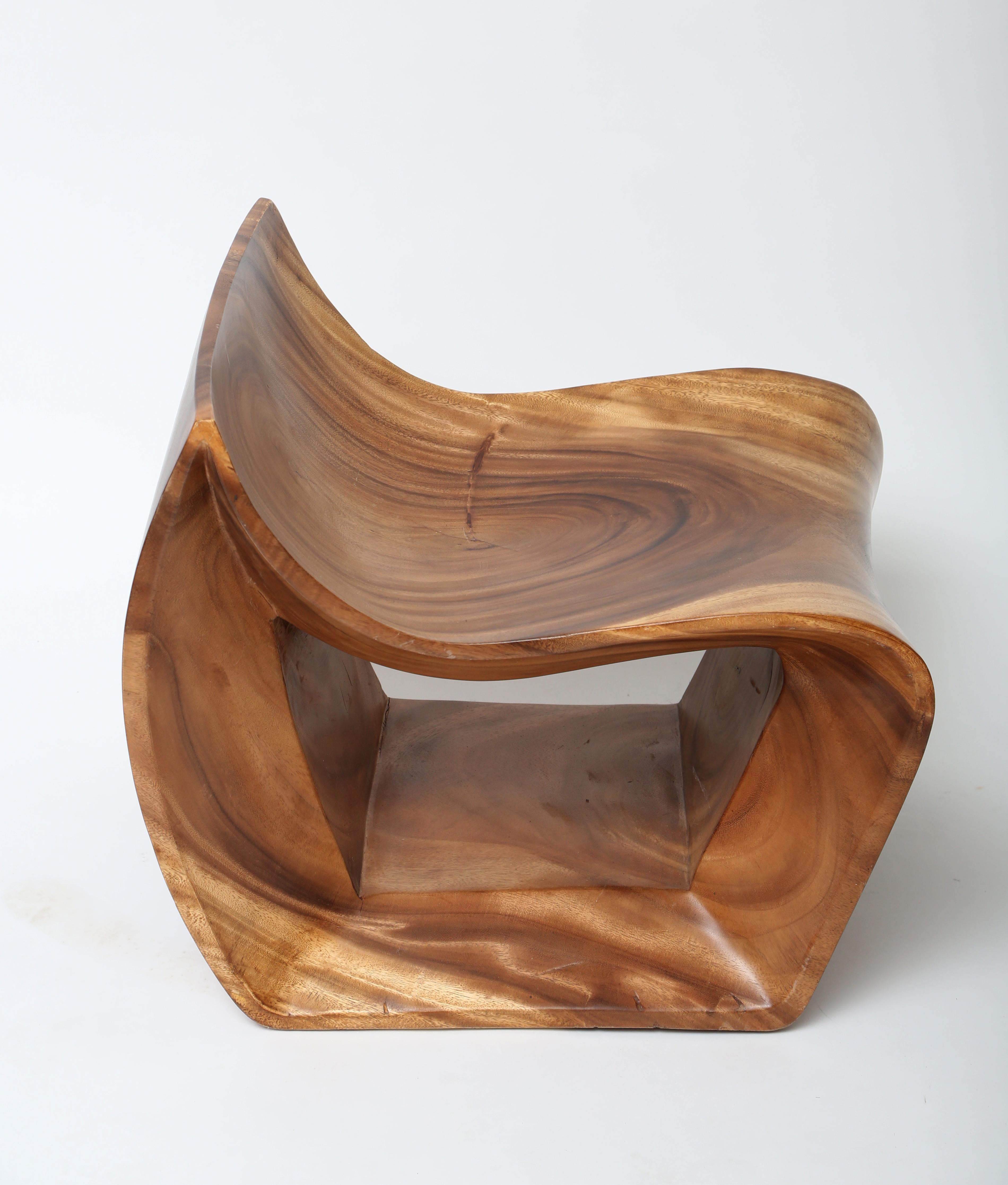 Belle chaise en bois organique. 
