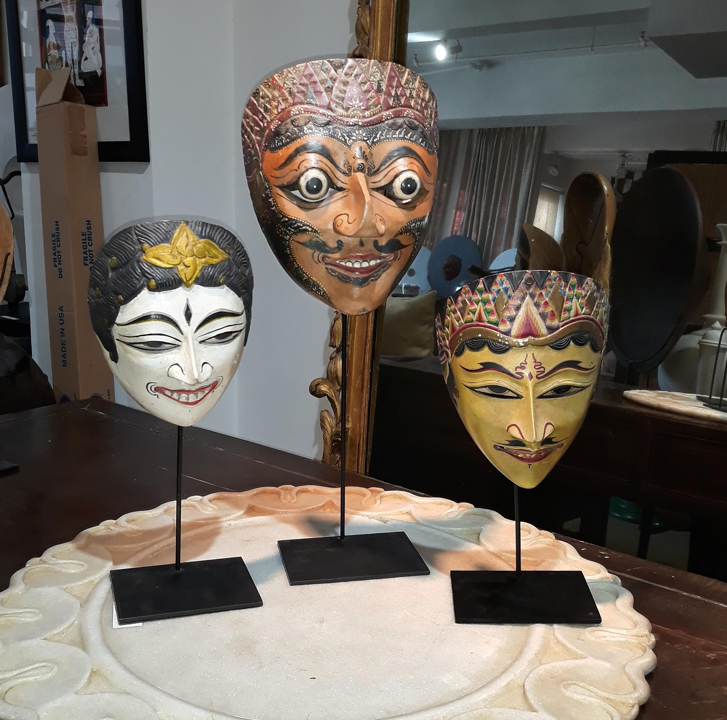 Masque indonésien en bois, milieu du 20e siècle en vente 2