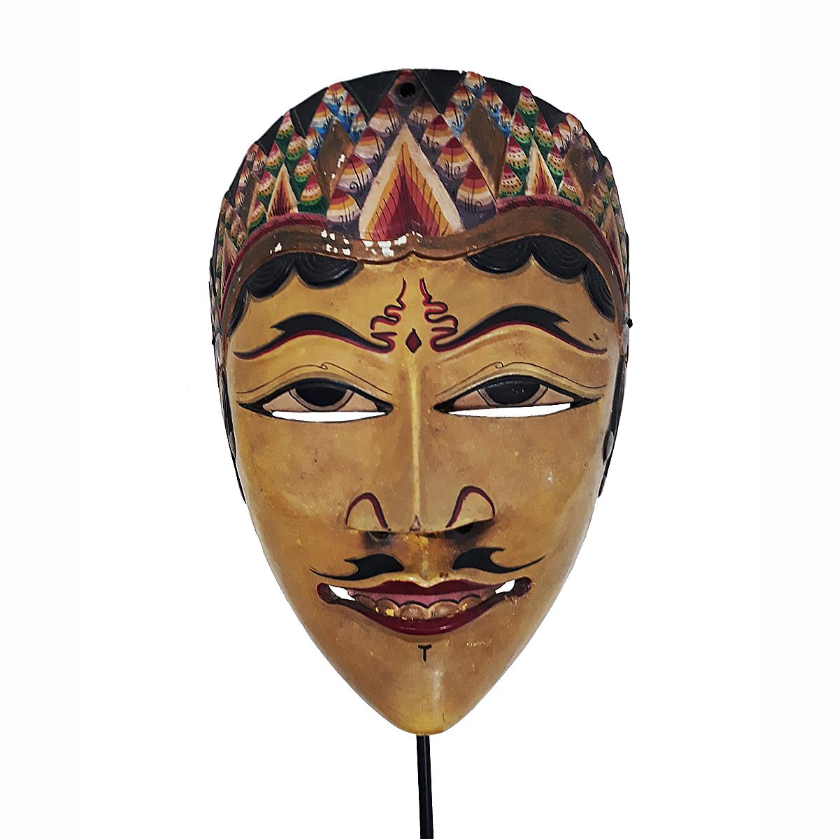 Eine alte Theatermaske aus Bali, Indonesien, ca. 1975-1980. 
Polychromiertes, handgeschnitztes Teakholz, montiert auf einem schwarzen Metallständer.

Diese Art von Maske wird bei indonesischen Topeng- oder Maskentheatertänzen verwendet, bei denen