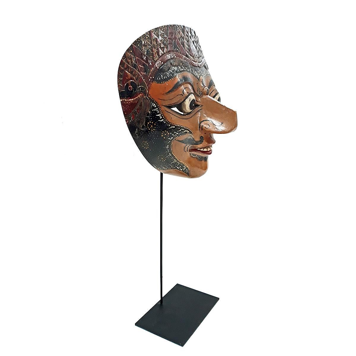 Indonesische Holzmaske, Mitte des 20. Jahrhunderts (Stammeskunst) im Angebot