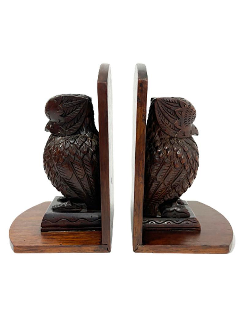 Indonesian wooden owl bookends

The Art Deco influence on Indonesian wood carving from the European are these beautiful hand carved wooden owl bookends, made during the 1930s-1940s

The bookends measures 16,3 cm high, 11 cm wide and the depth is