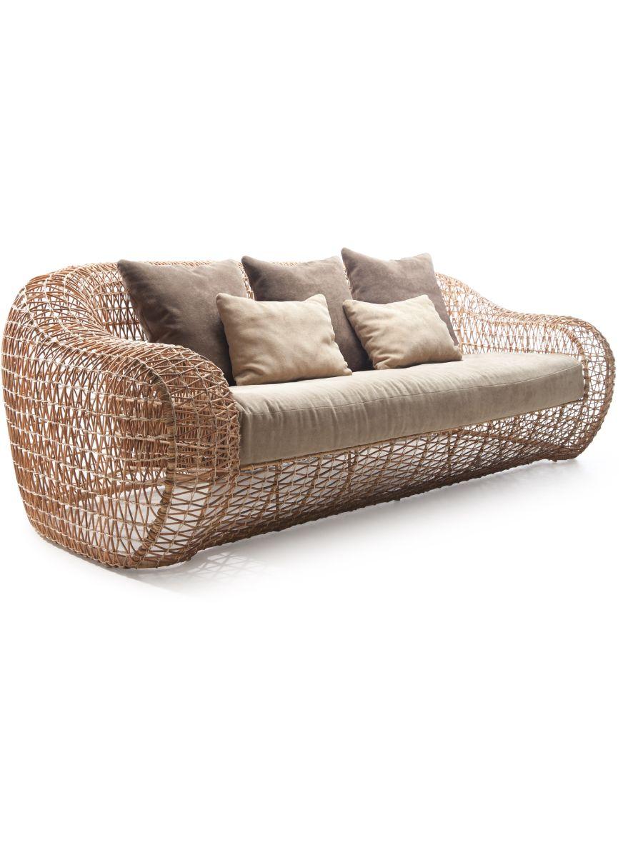 Canapé Balou de Kenneth Cobonpue
Matériaux : Abacca, rotin, Nylon. De l'acier.
Dimensions : 105 x 227 x H 75cm

Nommé d'après l'ours du Livre de la Jungle, Balou respire le confort au premier coup d'œil avec son look léger et aéré. Les bords doux et