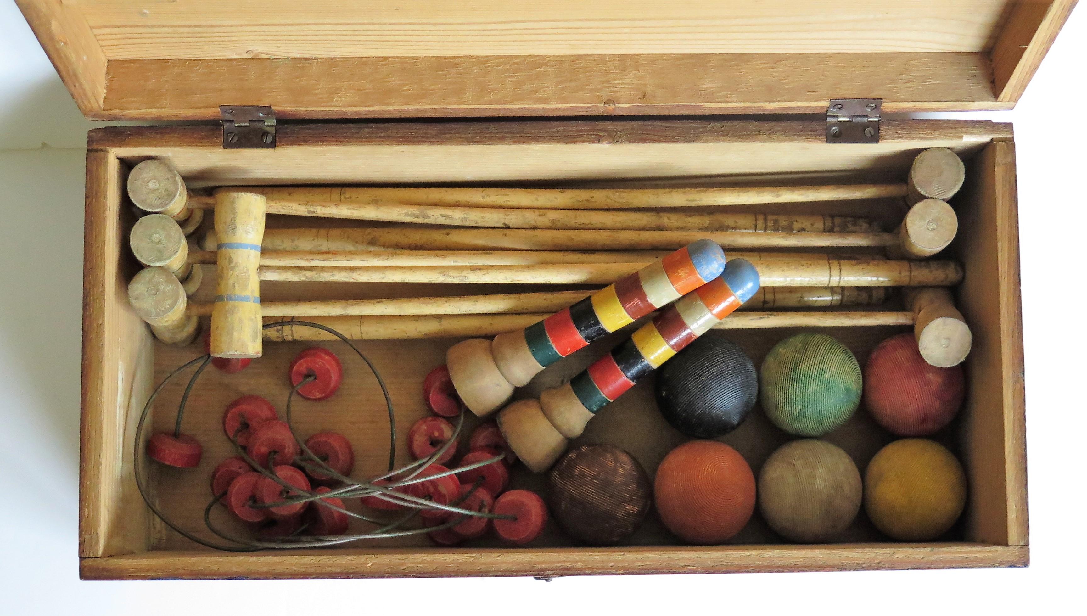 Indoor Croquet Set Game for 7 Players in Jointed Wood Box, Early 20th Century In Good Condition For Sale In Lincoln, Lincolnshire