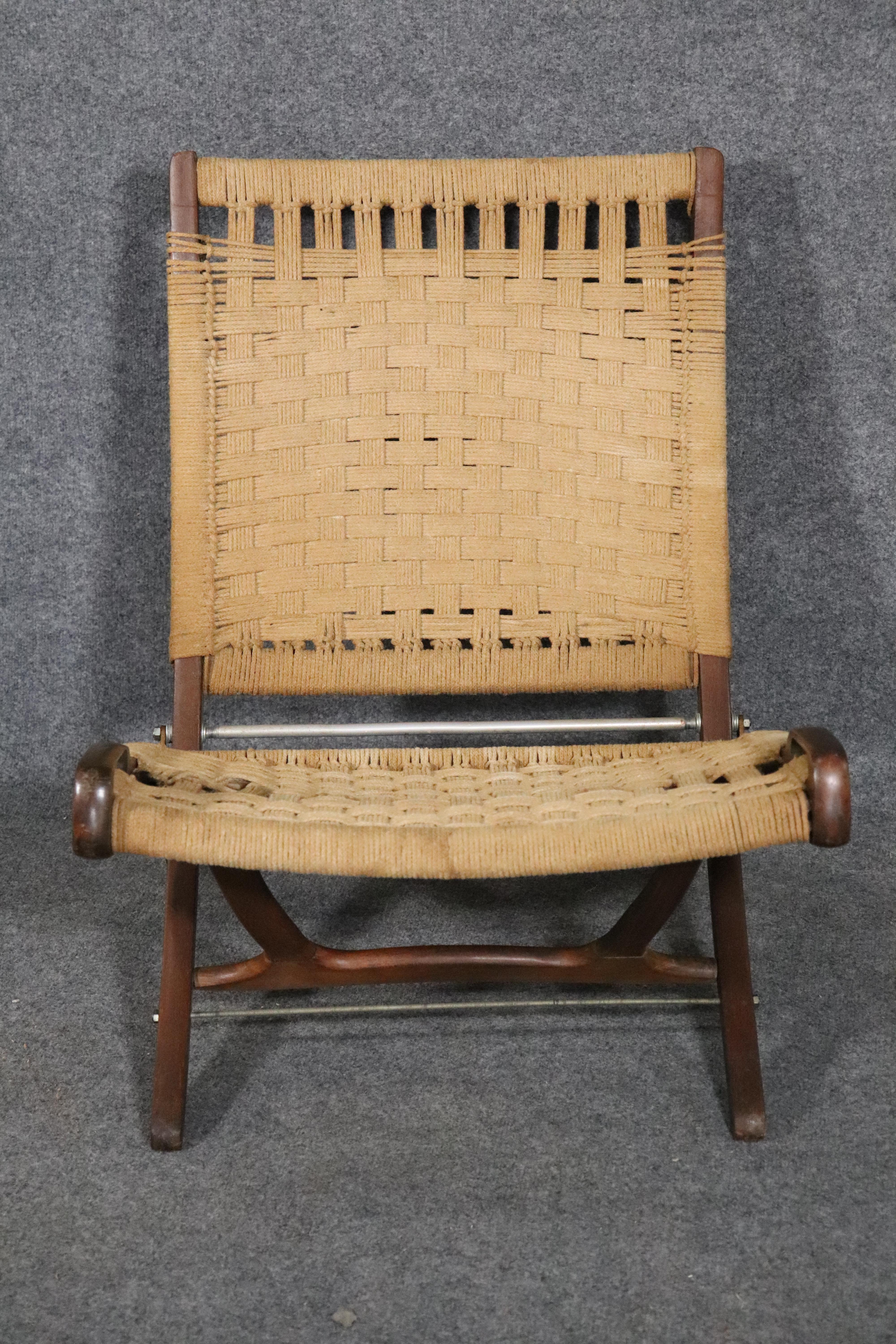 Mid-Century Modern folding lounge chair in the iconic style of Hans Wegner. Strong walnut frame with woven rope seating.
Please confirm location NY or NJ.