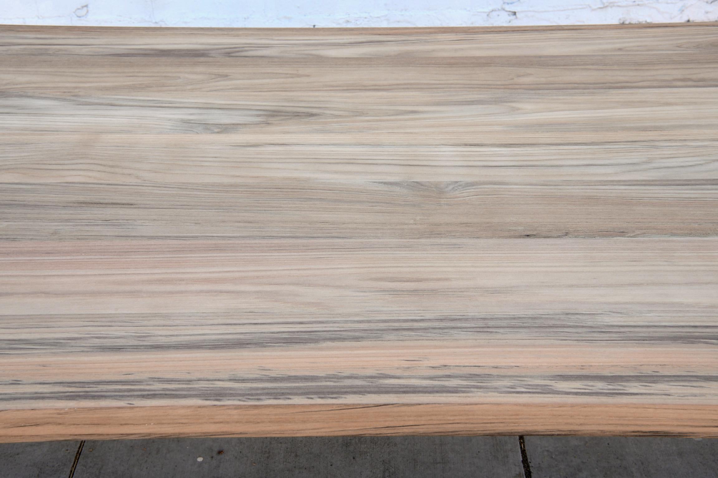 Table de salle à manger Lia en teck (intérieur ou extérieur) Neuf - En vente à Los Angeles, CA