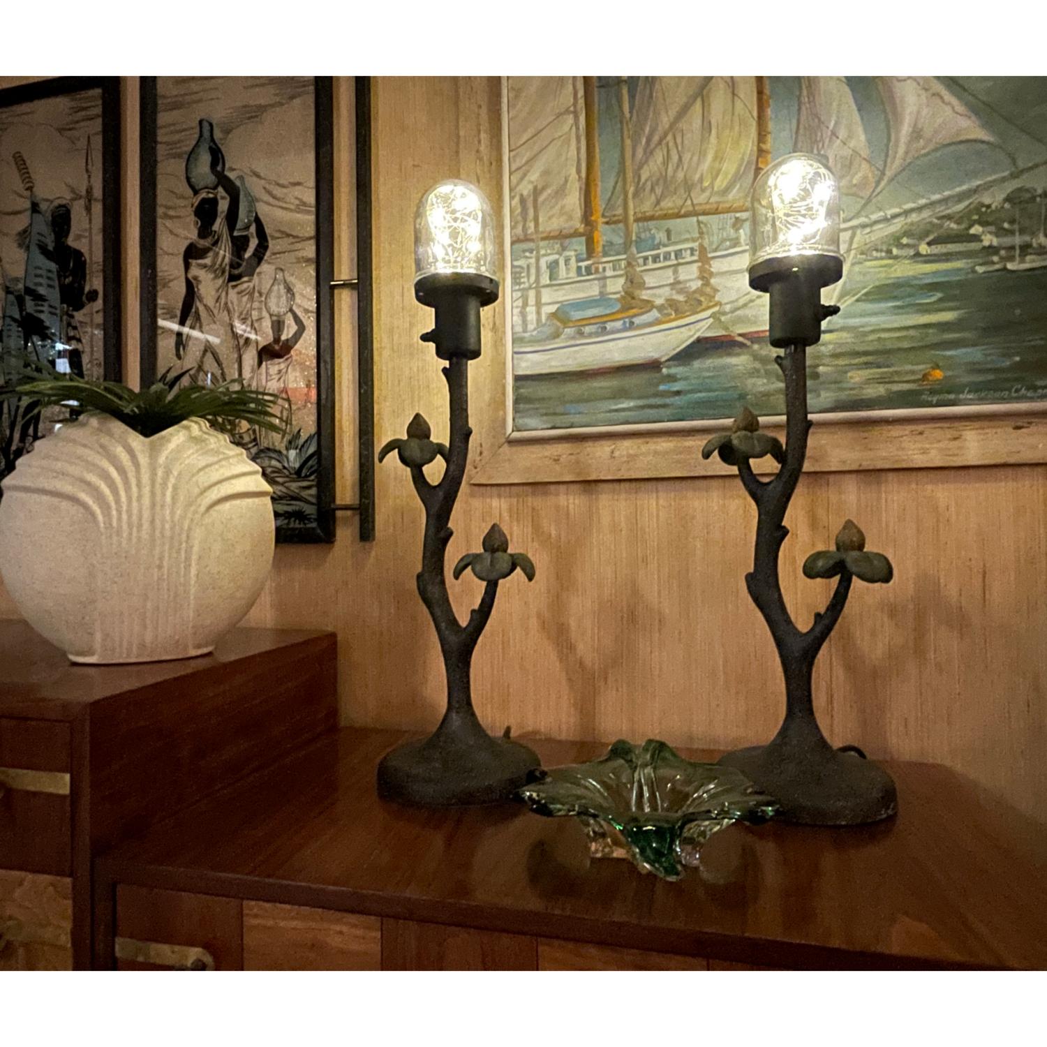 Cleveres und stilvolles Paar Tischlampen für drinnen und draußen. Die Lampen aus dem frühen 21. Jahrhundert sind aus Harz gefertigt, was sie wetterbeständig macht. Die Lampen sind mit geerdeten, strapazierfähigen Kabeln, gummigekapselten Schaltern