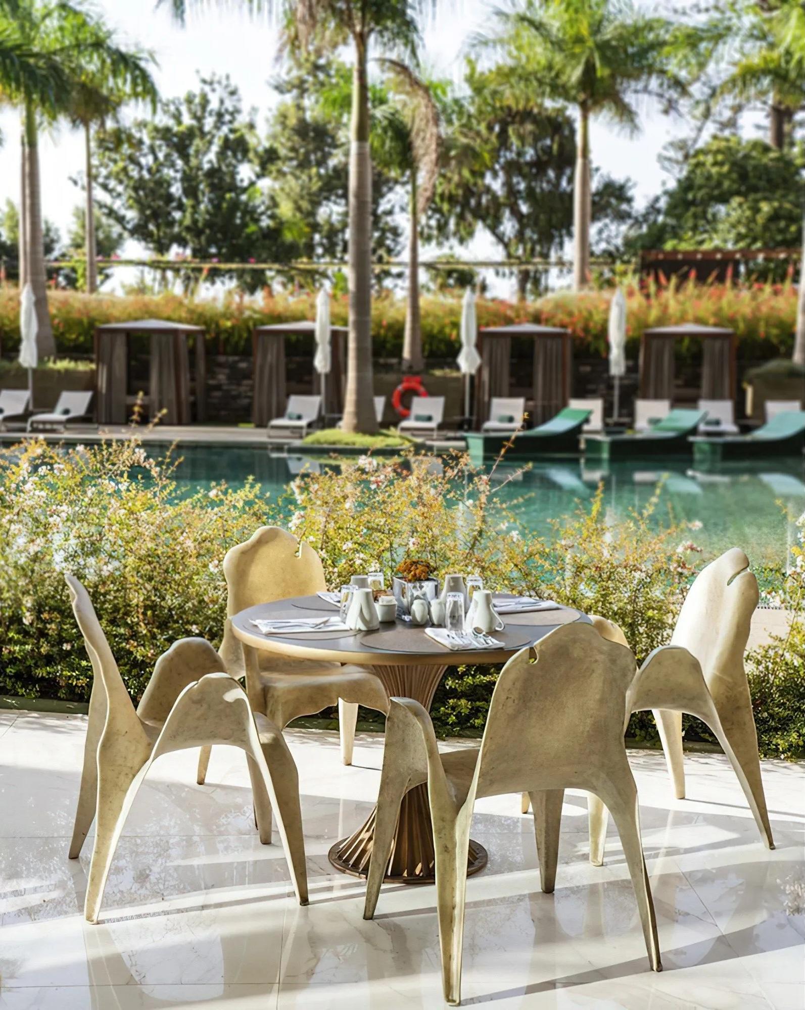 Sedia di design biomorfa da interno/esterno con finitura in ferro in vendita 2