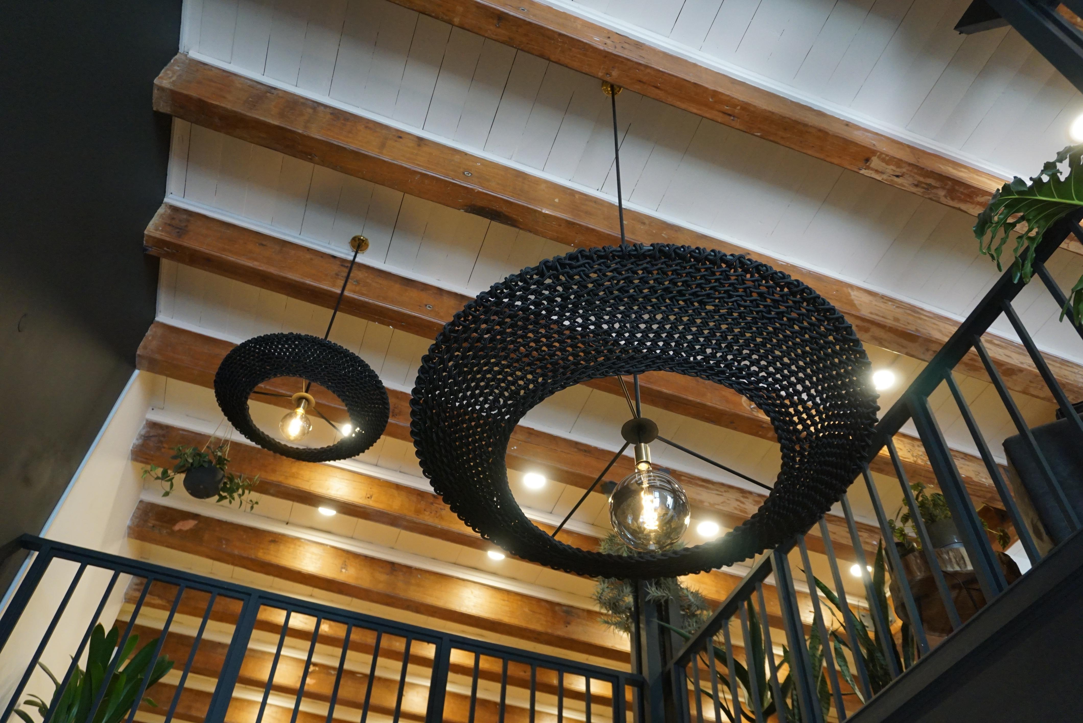 Moderno Lampadario a sospensione Iris intrecciato a mano per interni/esterni di Studio Aloyd in vendita