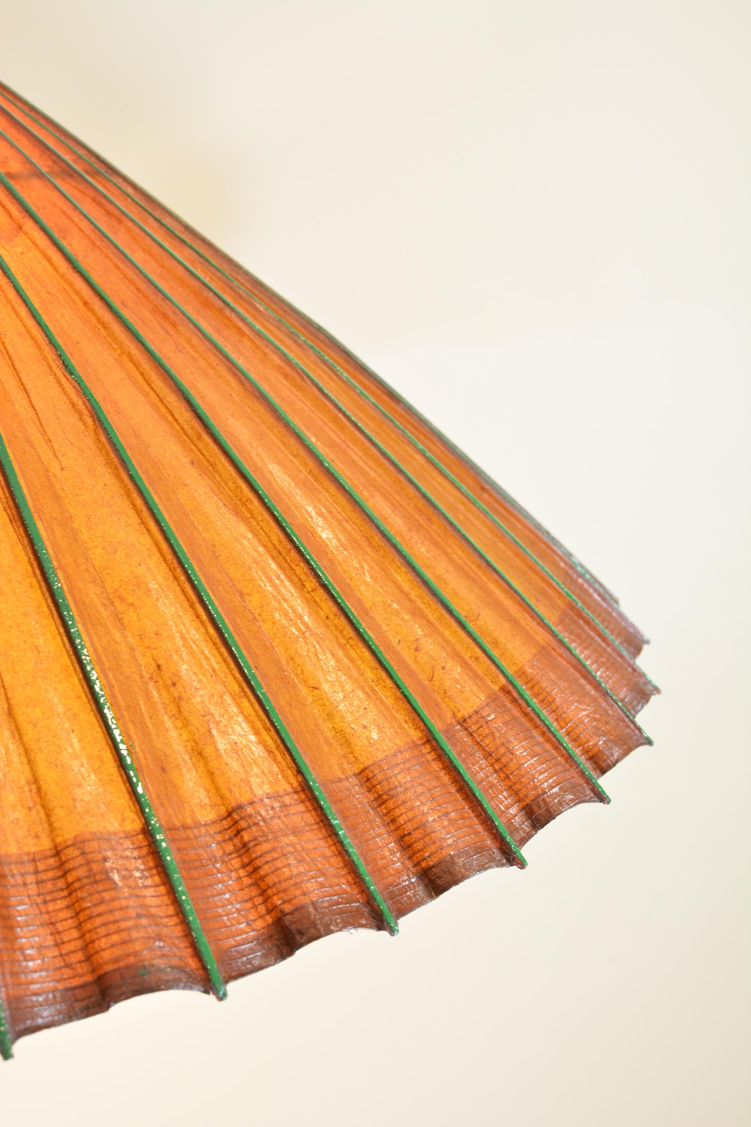 Indoor/Outdoor Hängelampe aus japanischem Sonnenschirm aus den 1950er Jahren (Messing) im Angebot