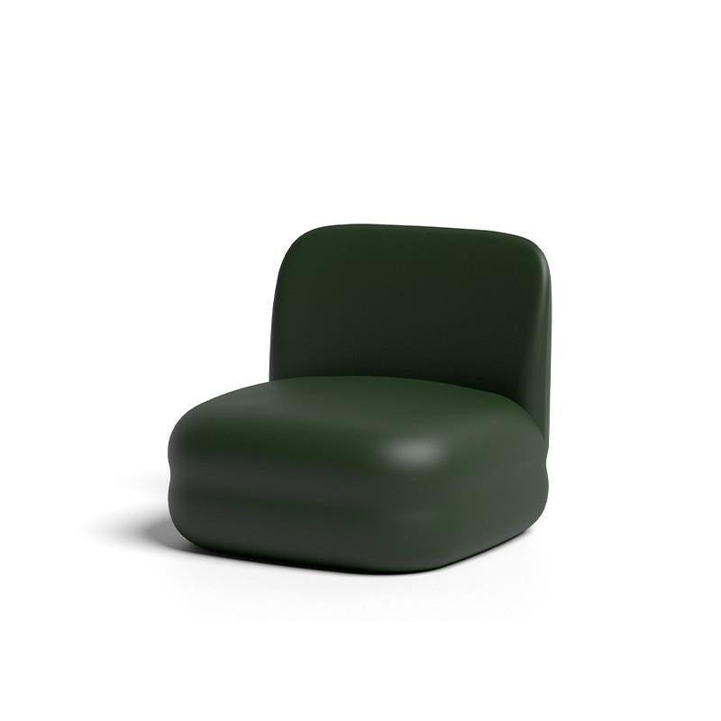 Questa collezione di sedute è composta da due sedie lounge e tre pouf costruiti su una base di legno. I componenti della poltrona lounge e dei pouf sono realizzati in FlexySkin, un'esclusiva schiuma poliuretanica a base vegetale appositamente