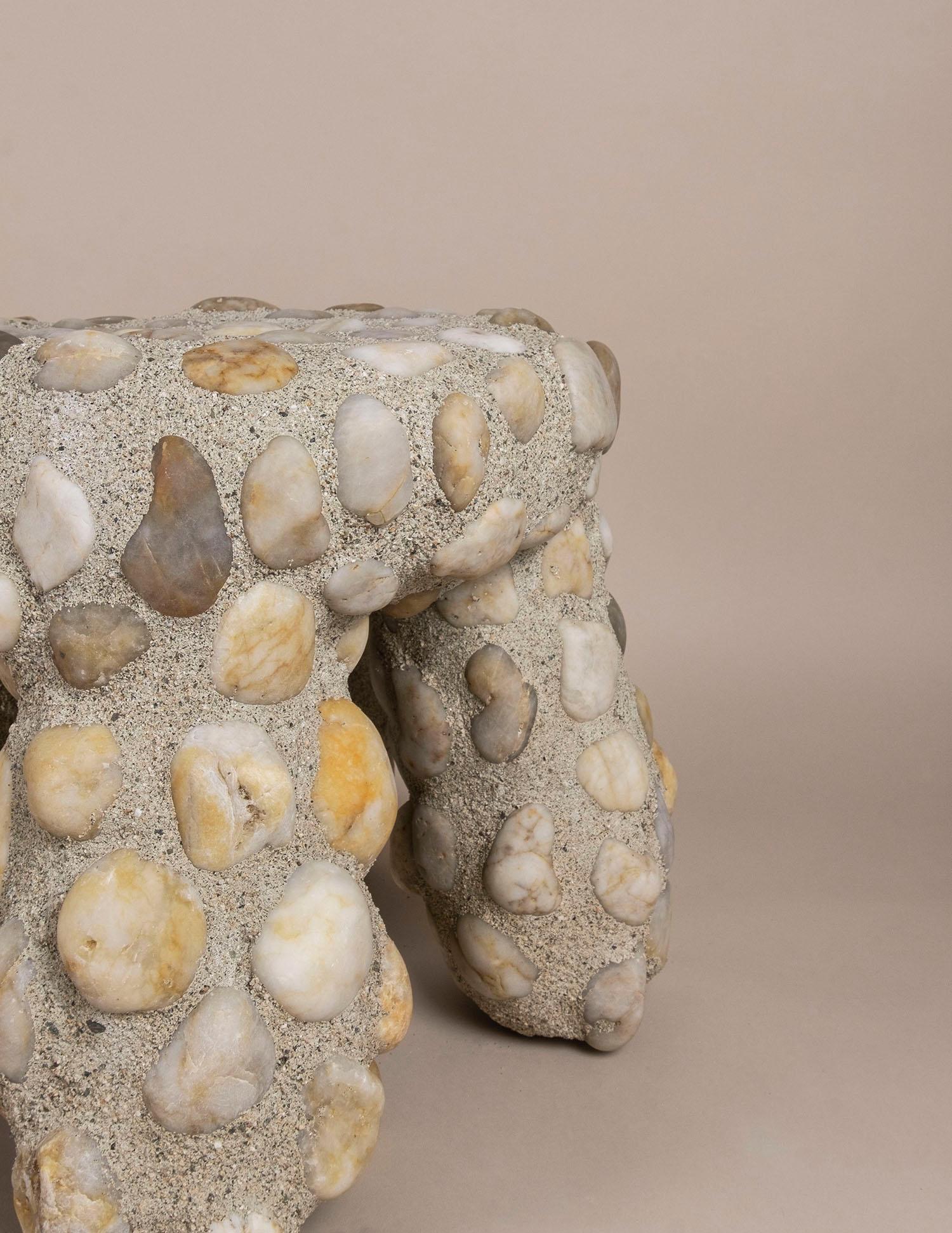 Der Masonry Tuffet Hocker besteht aus einem gewöhnlichen, spritzgegossenen Kinderhocker aus Kunststoff, der durch die Verkleidung mit Steinmauerwerk neu interpretiert wurde. Dieses Werk stellt die persönliche Wertschätzung des Künstlers für die