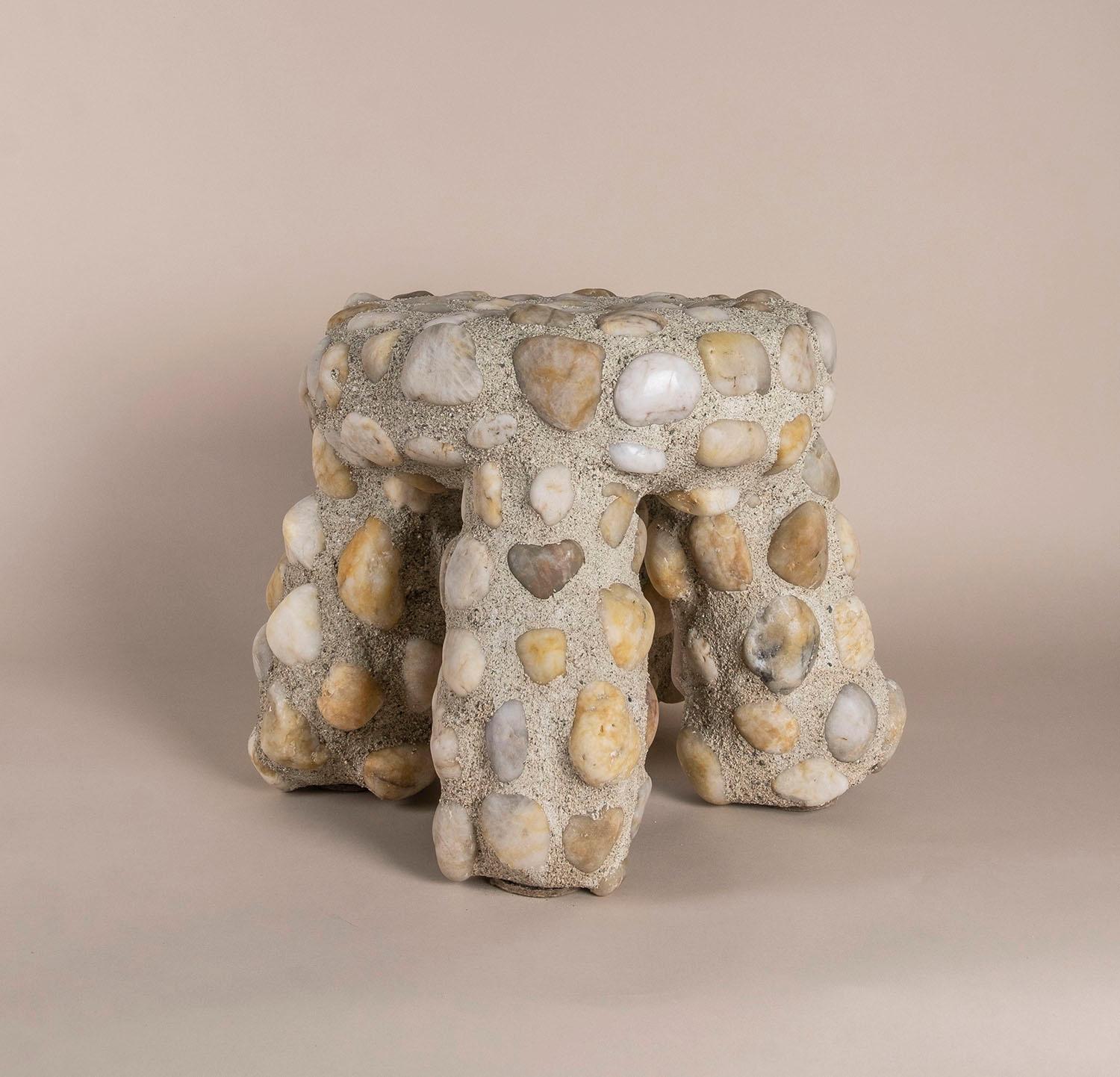Arte popolare Sgabello moderno da interno-esterno in muratura River Rock Tuffet di Lland in vendita