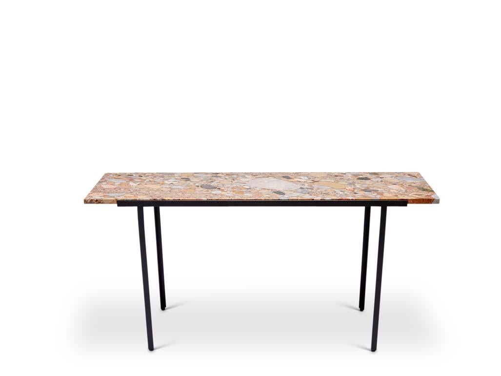 La table console Steele est composée d'une base en acier revêtue de poudre et d'un plateau en pierre minimal. Convient à un usage intérieur et extérieur.

La collection Lawson-Fenning est conçue et fabriquée à la main à Los Angeles, en Californie.