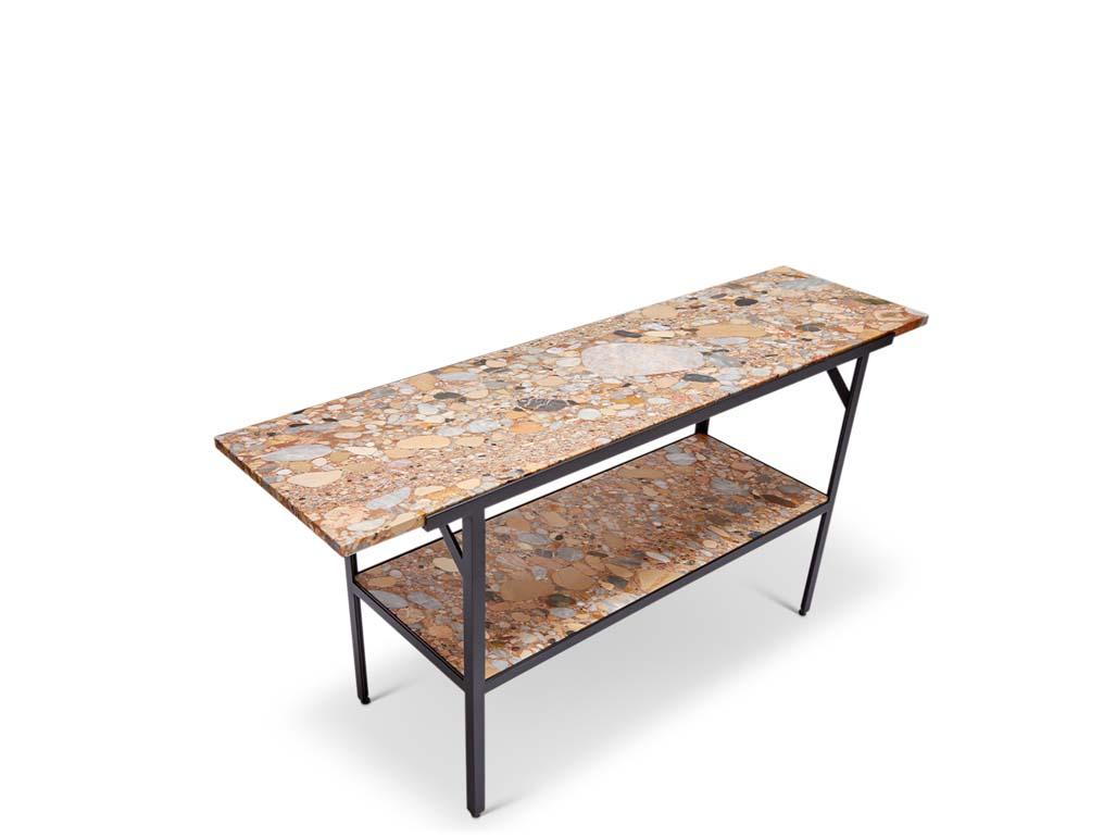 La table console Montrose se compose d'une base en acier revêtu de poudre, d'un plateau et d'une étagère en pierre minimale. Pour une utilisation intérieure ou extérieure.

La collection Lawson-Fenning est conçue et fabriquée à la main à Los