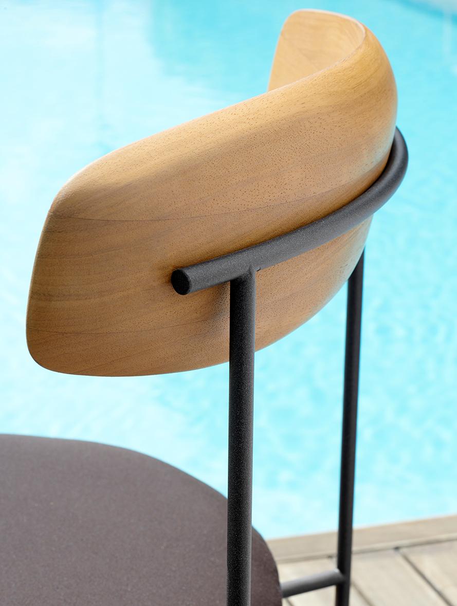 Chaise avec structure déhoussable en tige de métal gaufré, dossier en Iroko et assise rembourrée en mousse de polyuréthane. 

Dimensions : L 22.04'' x D 19.07 x H 32.05