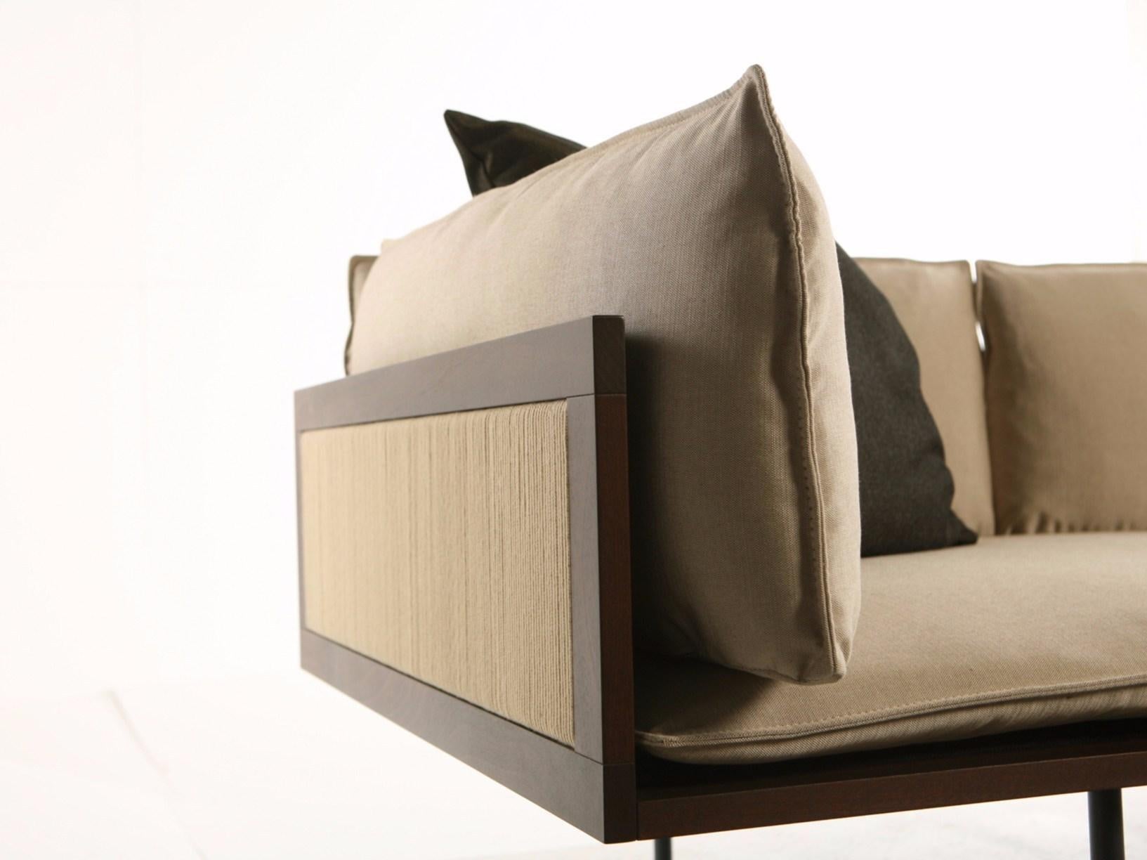 El sillón Loom está compuesto por una estructura de madera maciza de caoba combinada con cuerda sintética 