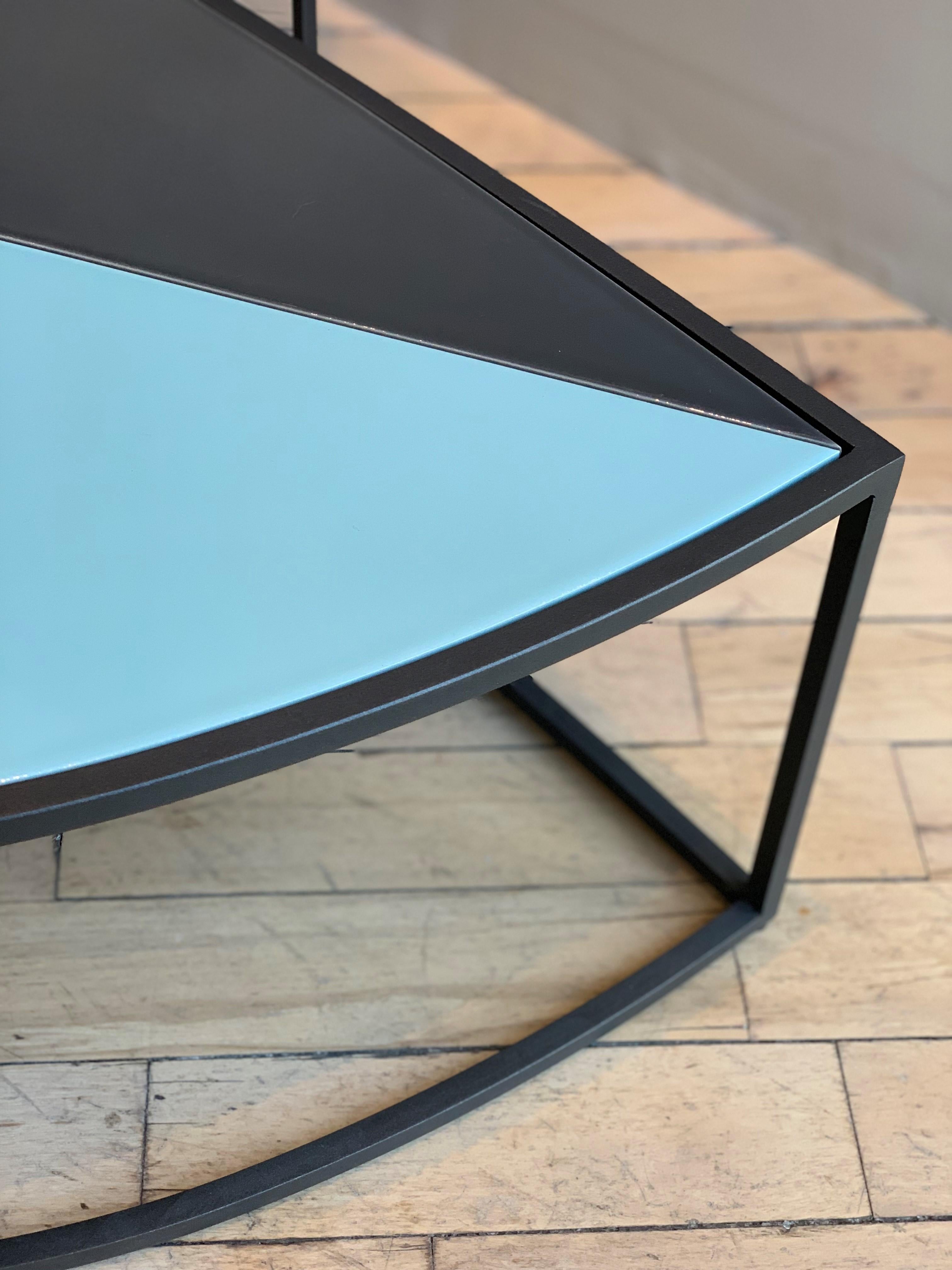 The Leaf side and coffee table extends the RODA outdoor complements proposal, playing in an innovative nature, designed to coordinate with each other in a harmonious play of “all green” tops.
The structure in smoke finished stainless steel is