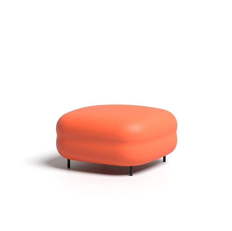 Indoor/Outdoor Set aus zwei Sesseln mit Ottomane aus Flexyskin (Lackleder) im Angebot