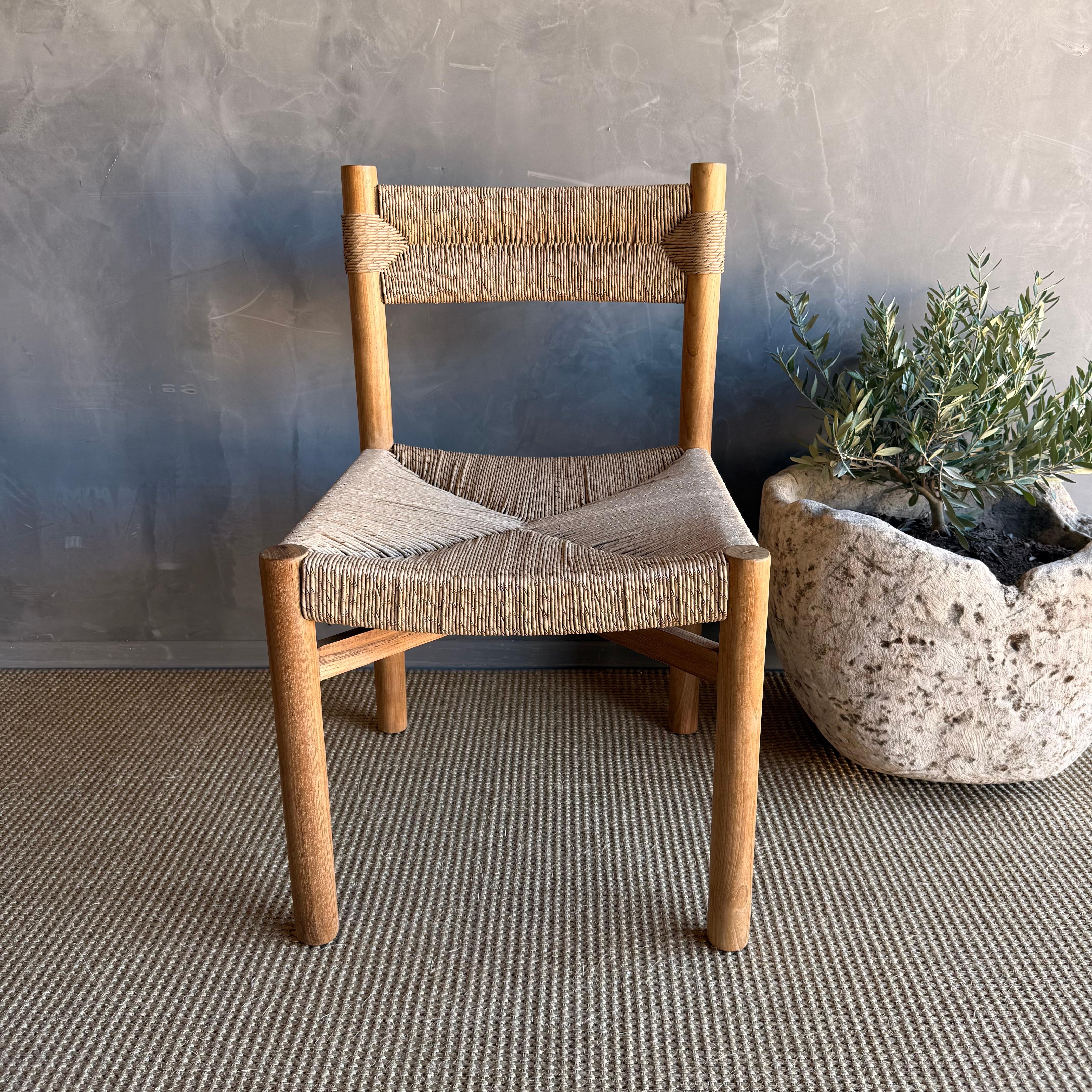 Verbessern Sie Ihr Esserlebnis im Innen- und Außenbereich mit diesem stilvollen Esszimmerstuhl aus massivem Teakholz mit natürlichen Seilakzenten. Dieser aus hochwertigem Teakholz gefertigte Stuhl bietet Langlebigkeit und zeitlose Eleganz. Die
