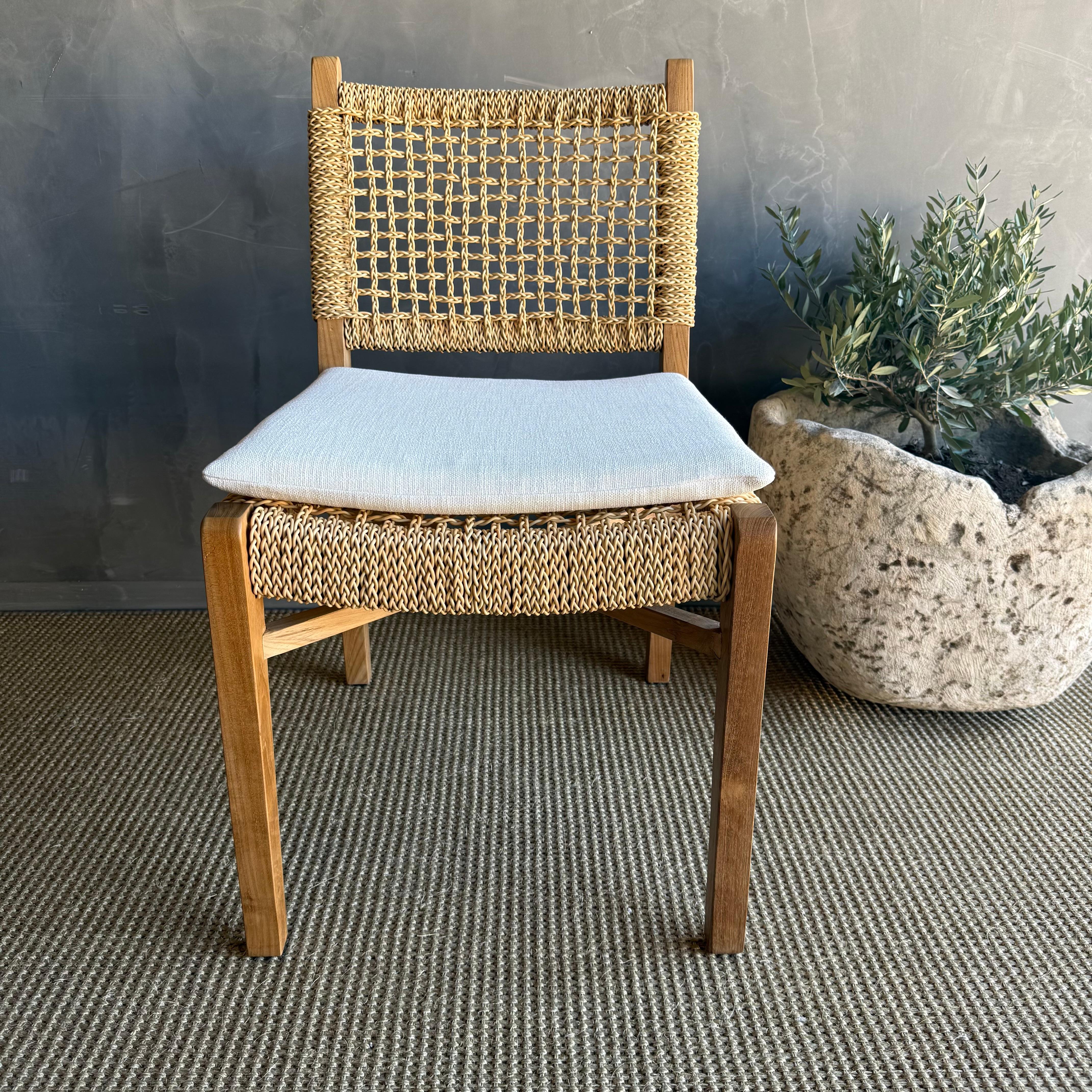 Verbessern Sie Ihr Esserlebnis im Freien mit dem Boden Esszimmerstuhl aus massivem Teakholz mit einem Sitz aus Olefin-Seilschlingen. Dieser aus hochwertigem Teakholz gefertigte Stuhl bietet Langlebigkeit und zeitlose Eleganz. Die gedrehten