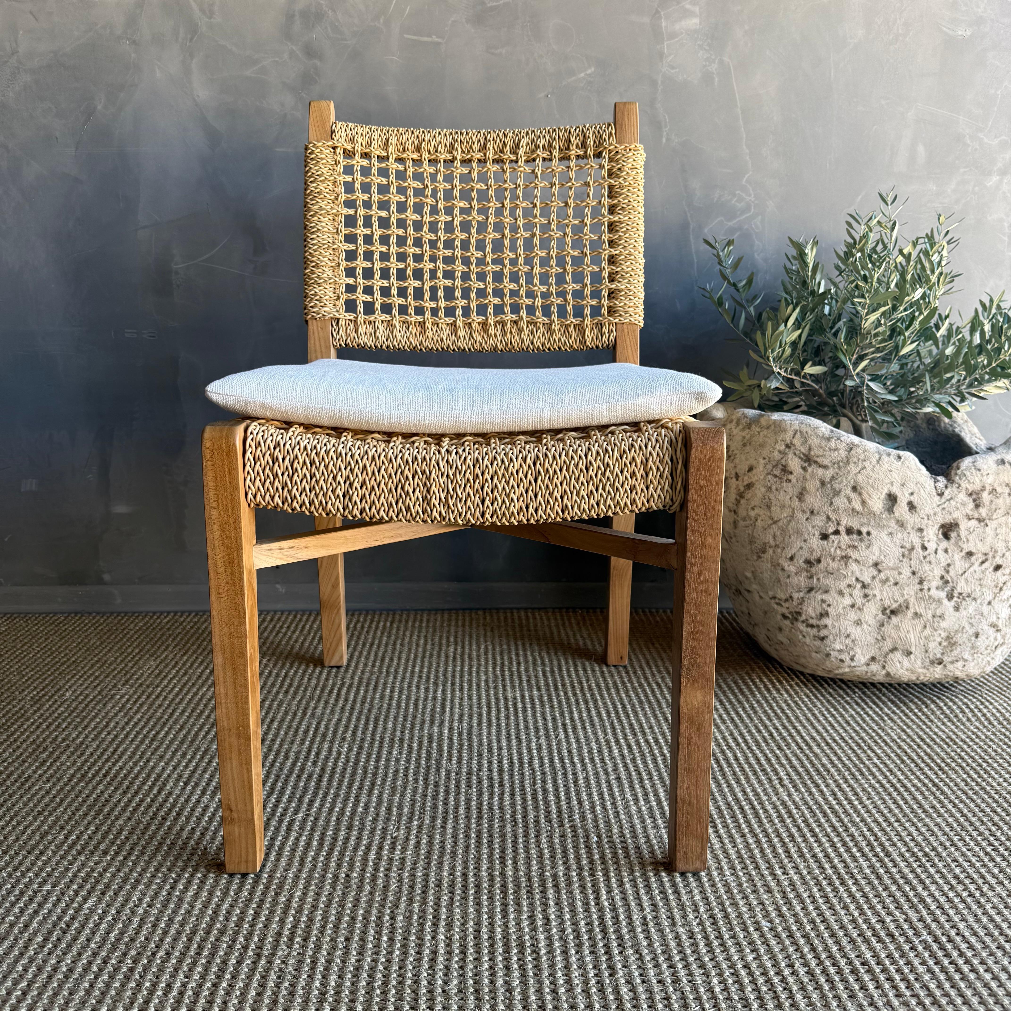 Indoor Outdoor Massiv Teakholz Esszimmerstühle mit geflochtenem Seil Design (Organische Moderne) im Angebot