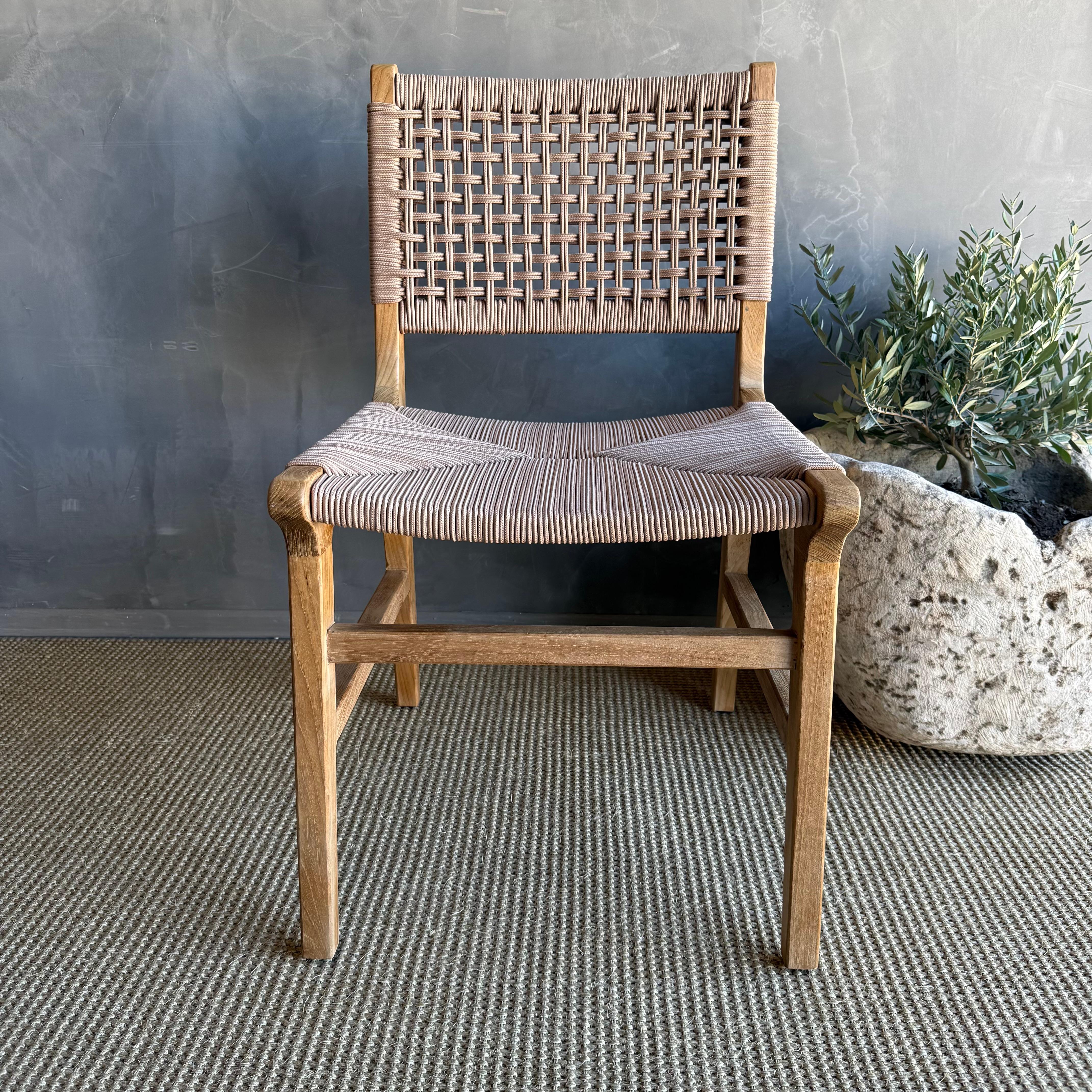 Verbessern Sie Ihr Esserlebnis im Freien mit diesem stilvollen Esszimmerstuhl aus massivem Teakholz mit natürlichen Seilakzenten. Dieser aus hochwertigem Teakholz gefertigte Stuhl bietet Langlebigkeit und zeitlose Eleganz. Die natürlichen