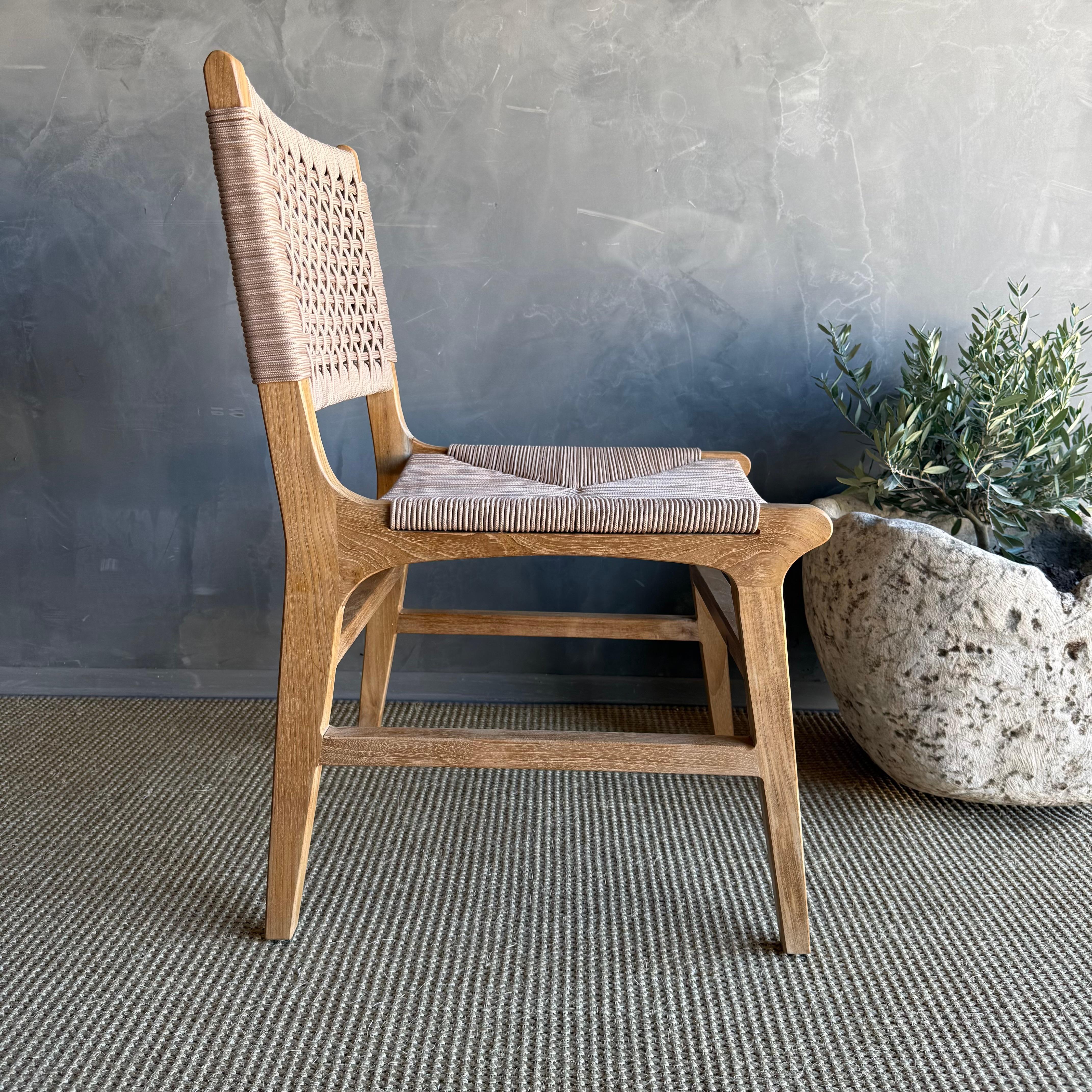 Indoor Outdoor Teakholz Esszimmerstühle mit geflochtenem Seil Natur (21. Jahrhundert und zeitgenössisch) im Angebot