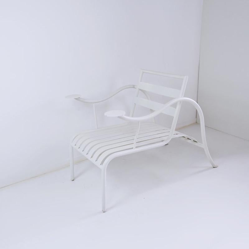 Chaise longue blanche en acier tubulaire et acier en bande, conçue par Jasper Morrison pour Capellini. Ce modèle 