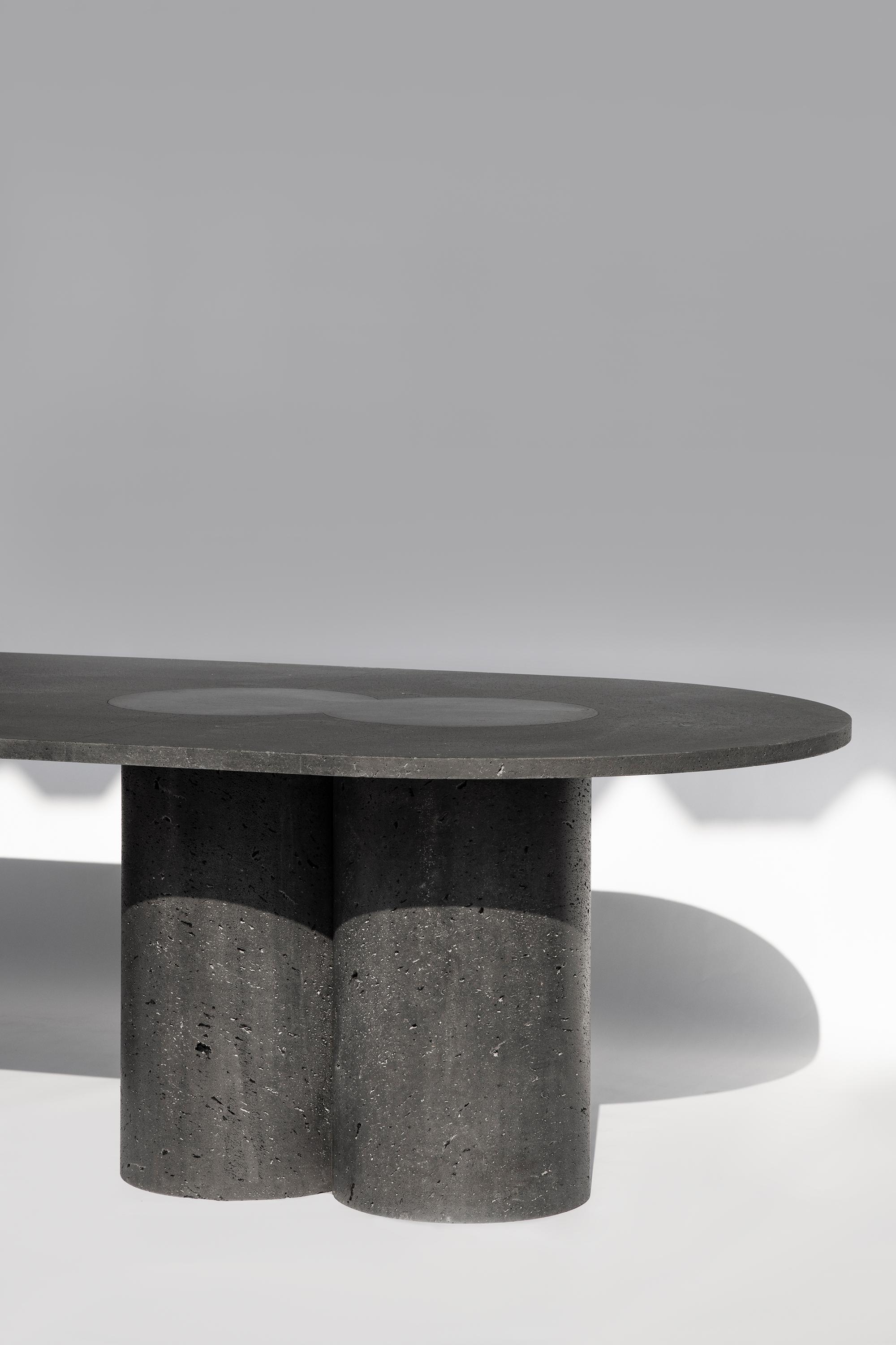 Moderne Table à manger Petra en roche volcanique pour intérieur/extérieur, fabriquée au Mexique en vente
