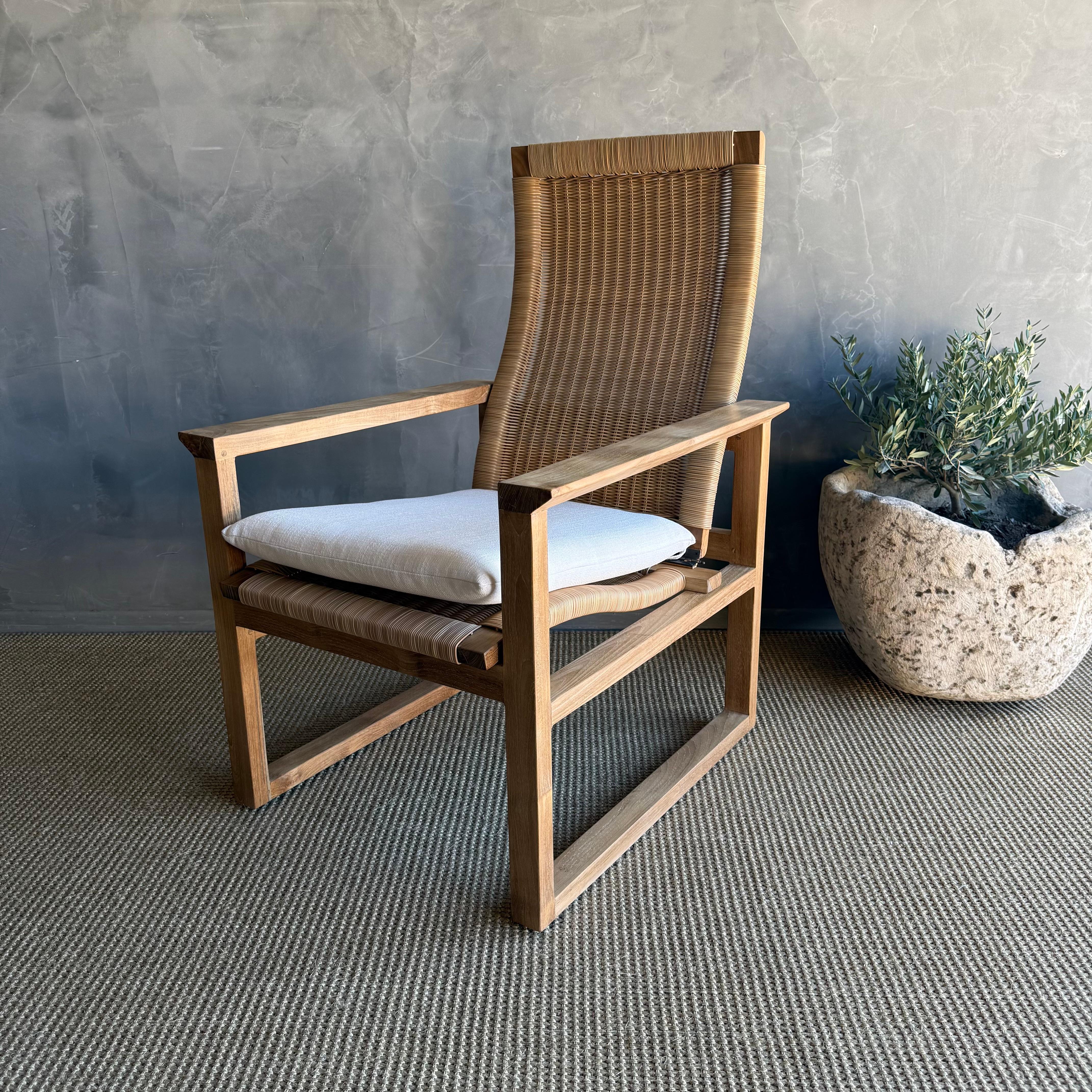 Cette élégante chaise longue en bois de teck massif de la Collection Borg rehausse votre intérieur/extérieur grâce à son tissage en rotin synthétique qui facilite son entretien. Fabriquée en bois de teck de haute qualité, cette chaise offre une