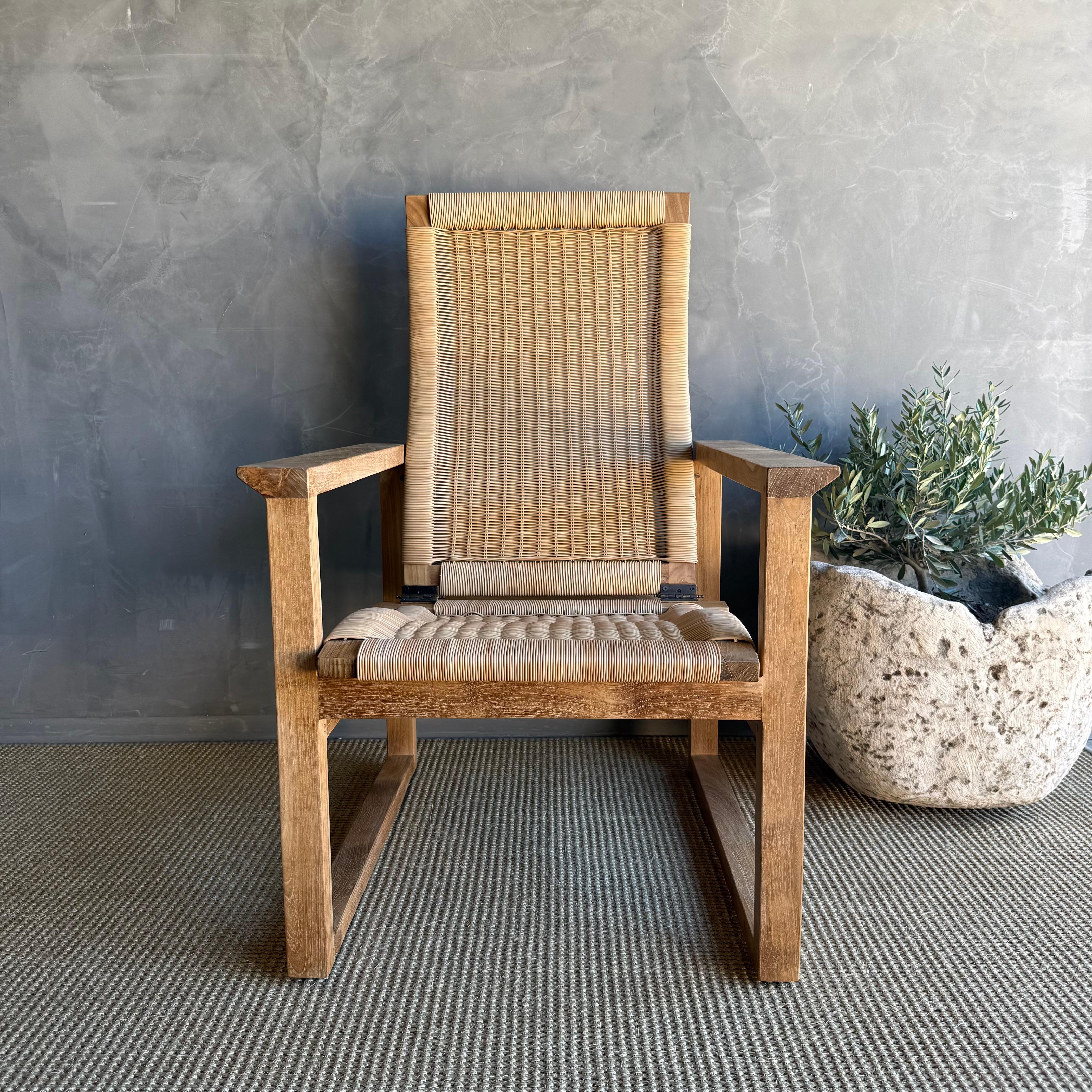 Organique Chaise longue en bois de teck tressé pour l'intérieur et l'extérieur avec coussin en vente