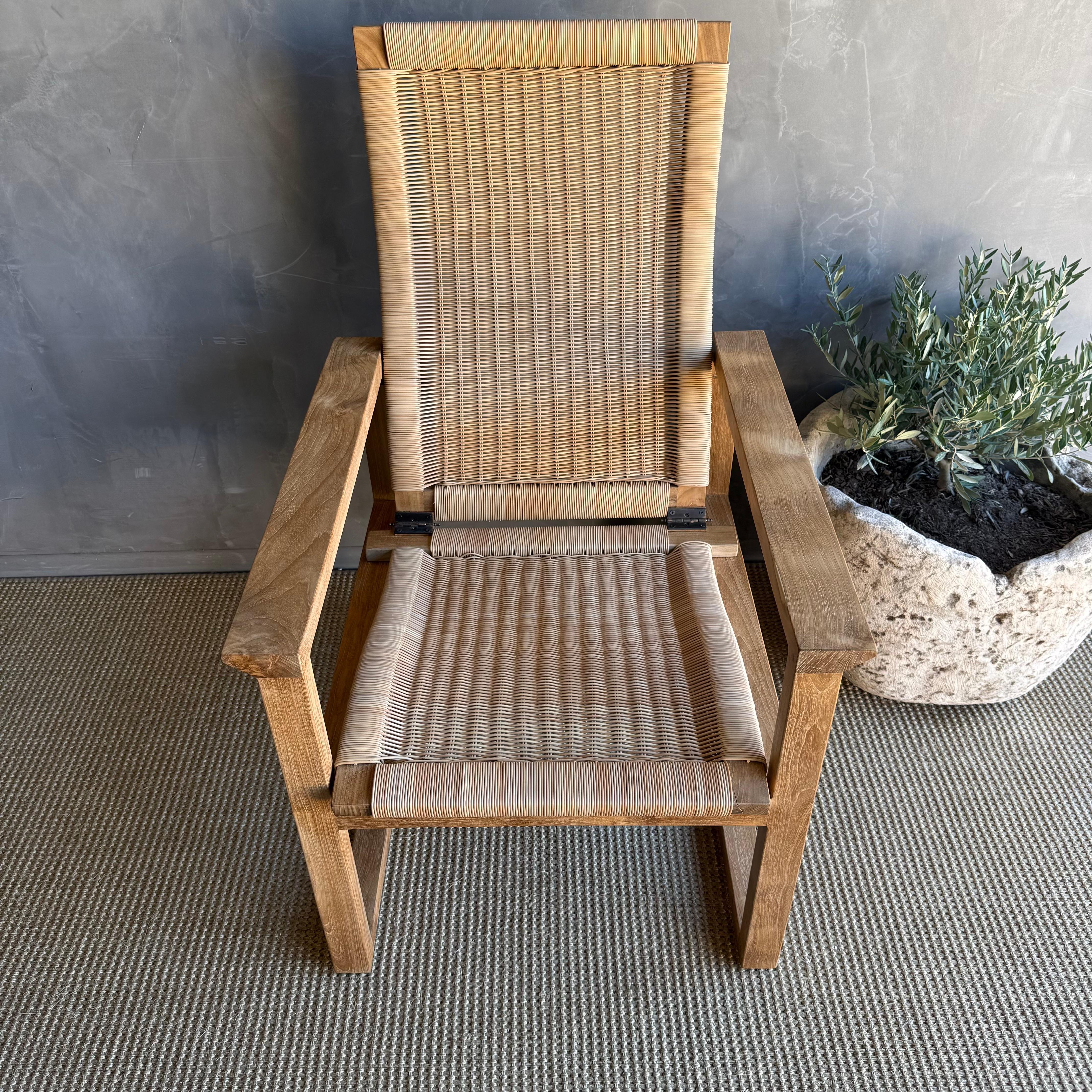 Indonésien Chaise longue en bois de teck tressé pour l'intérieur et l'extérieur avec coussin en vente