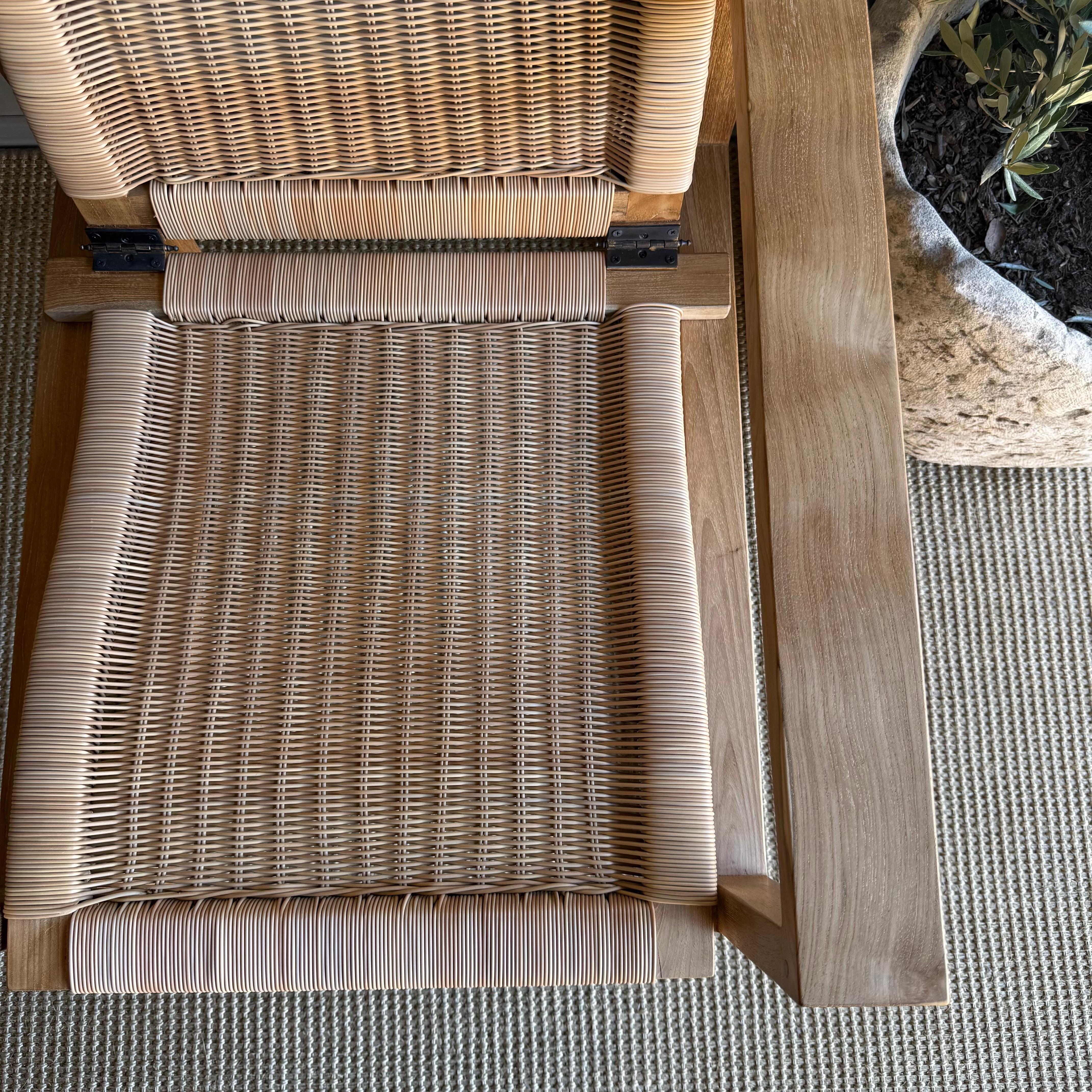 XXIe siècle et contemporain Chaise longue en bois de teck tressé pour l'intérieur et l'extérieur avec coussin en vente