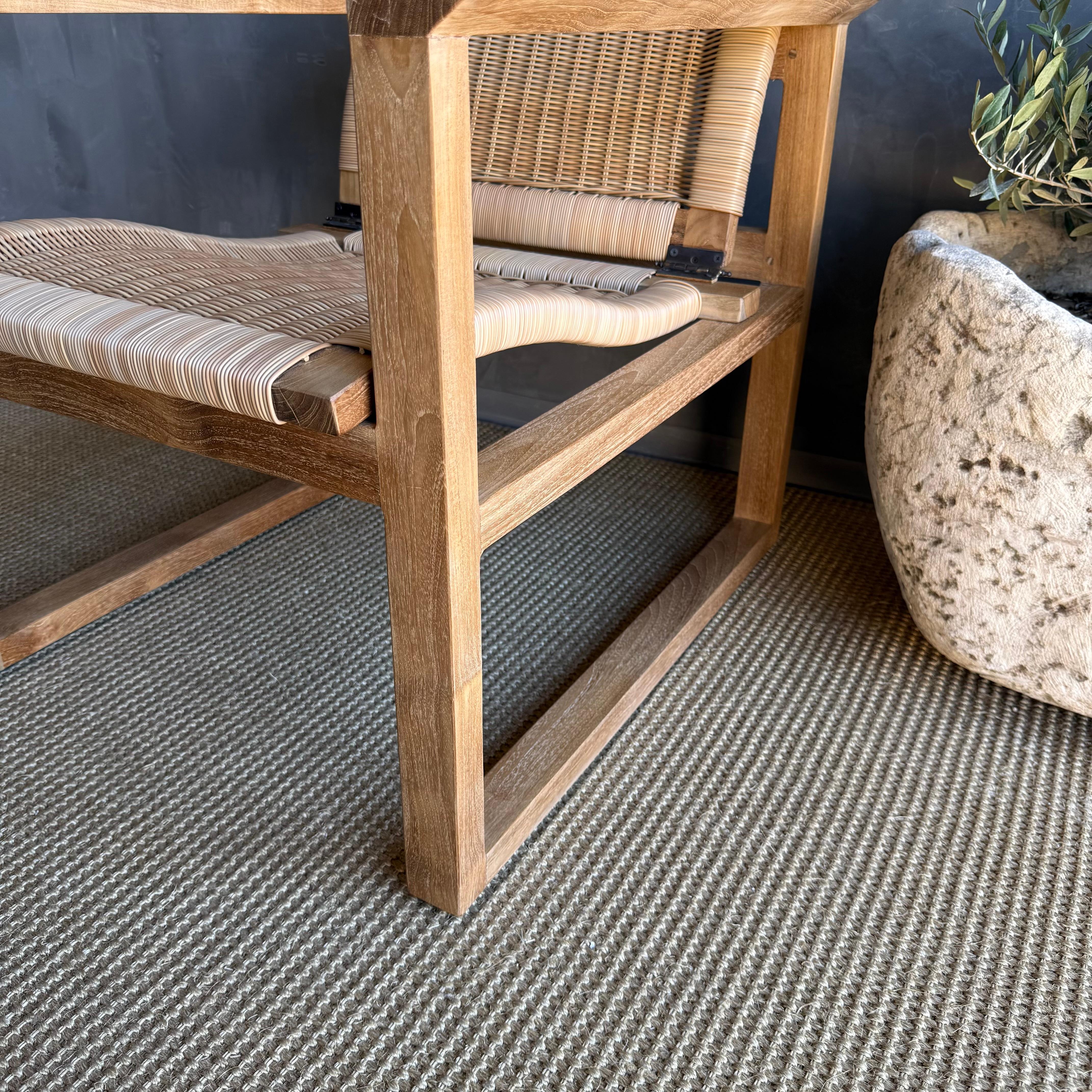 Teck Chaise longue en bois de teck tressé pour l'intérieur et l'extérieur avec coussin en vente