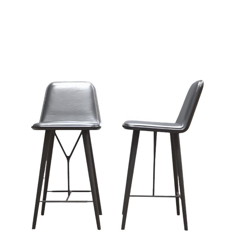 The Indor Fredericia Spine Bar Stool combines Scandinavian design with modern elegance, offering an exquisite addition to any sophisticated interior. Meticulously crafted, the stool features a sleek grey upholstered seat, ensuring optimal comfort