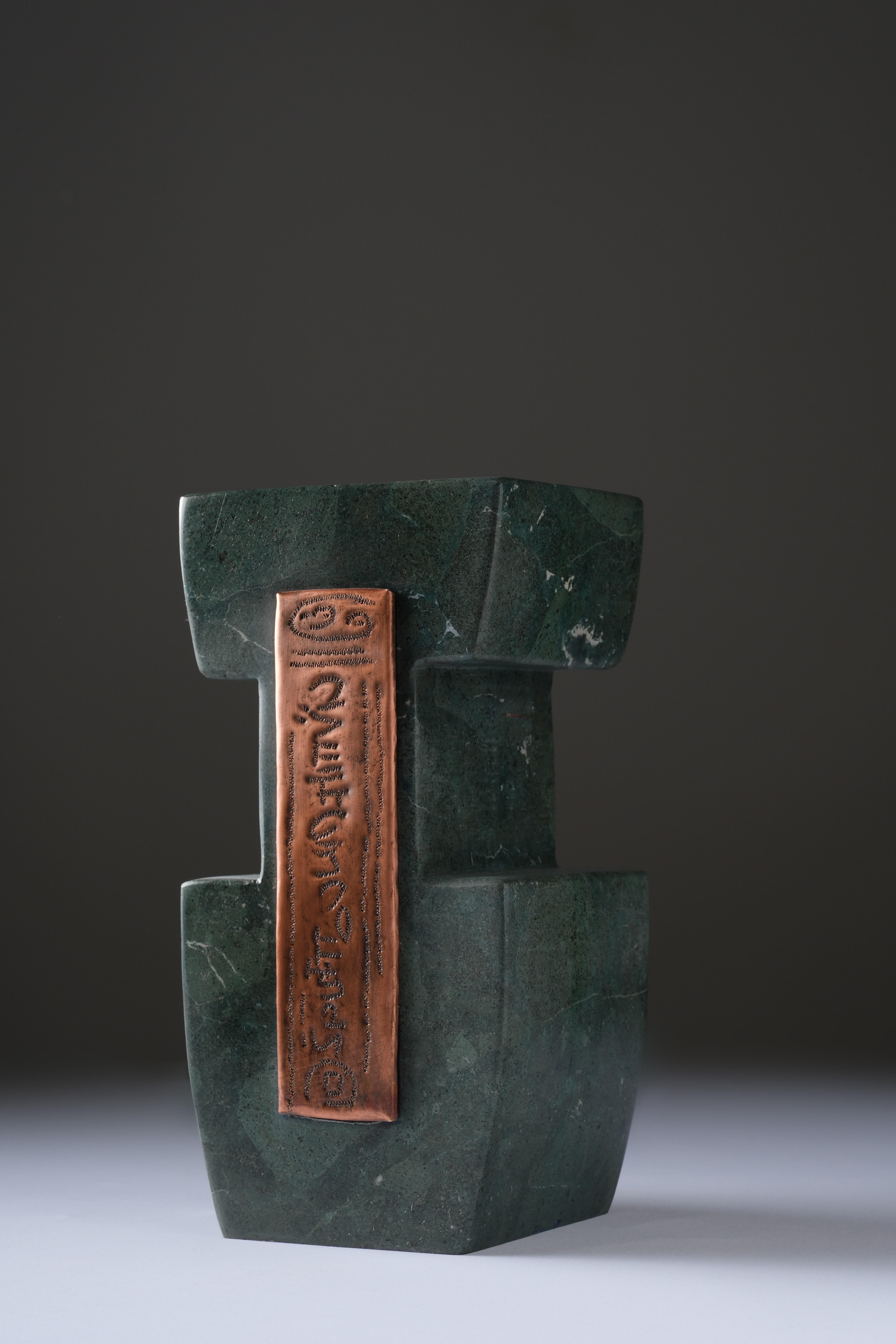 Indra Monolith di Ayse Zelal Tugrul
Unico nel suo genere
Dimensioni: D 12 x L 15 x H 30 cm.
Materiali: Marmo, rame.

Indra è il dio vedico della pioggia e dei temporali, che simboleggia l'incredibile potere della leadership e della