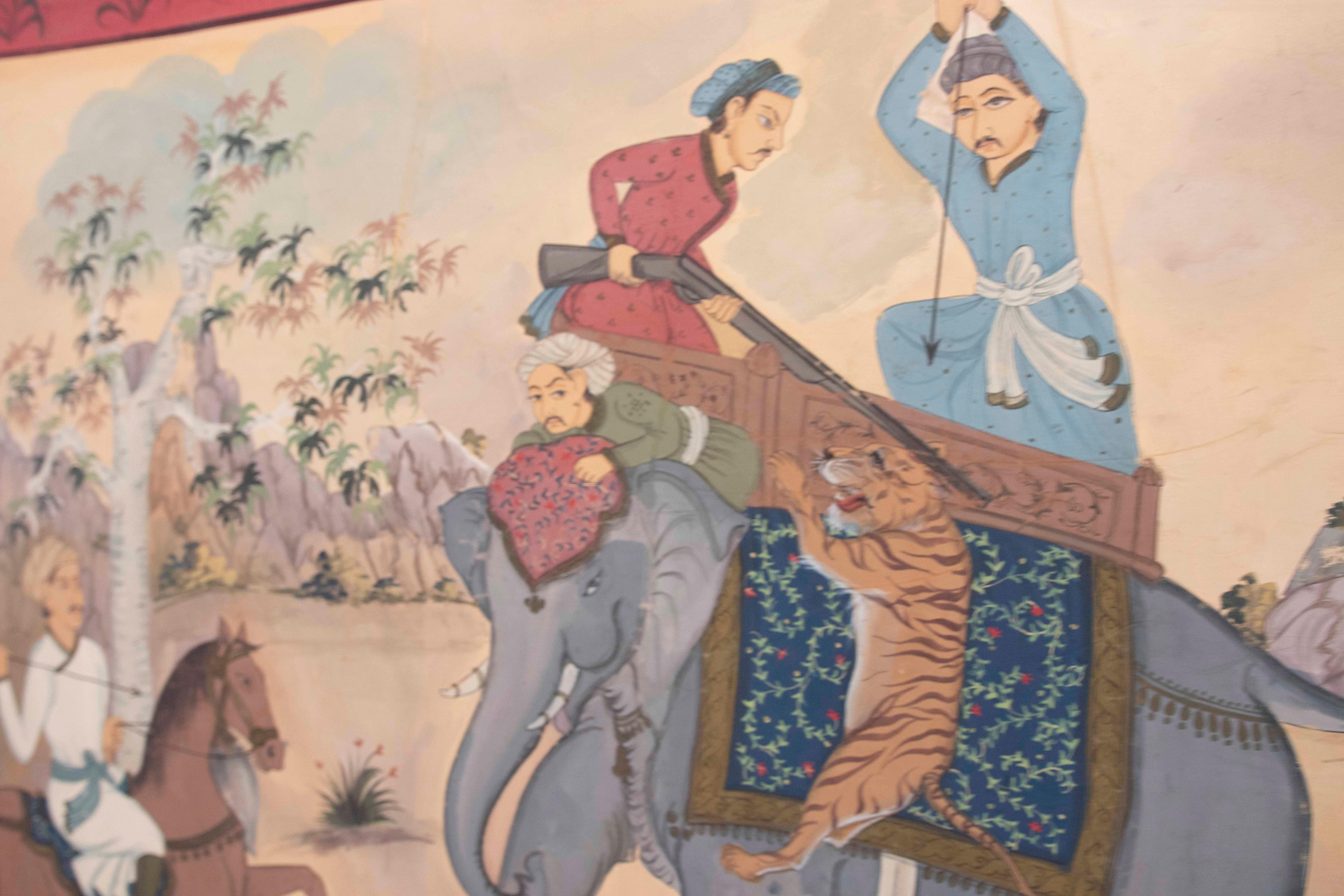 Peinture de chasse d'un tigre avec un éléphant et des ornements chantournés bordant la scène en vente 12