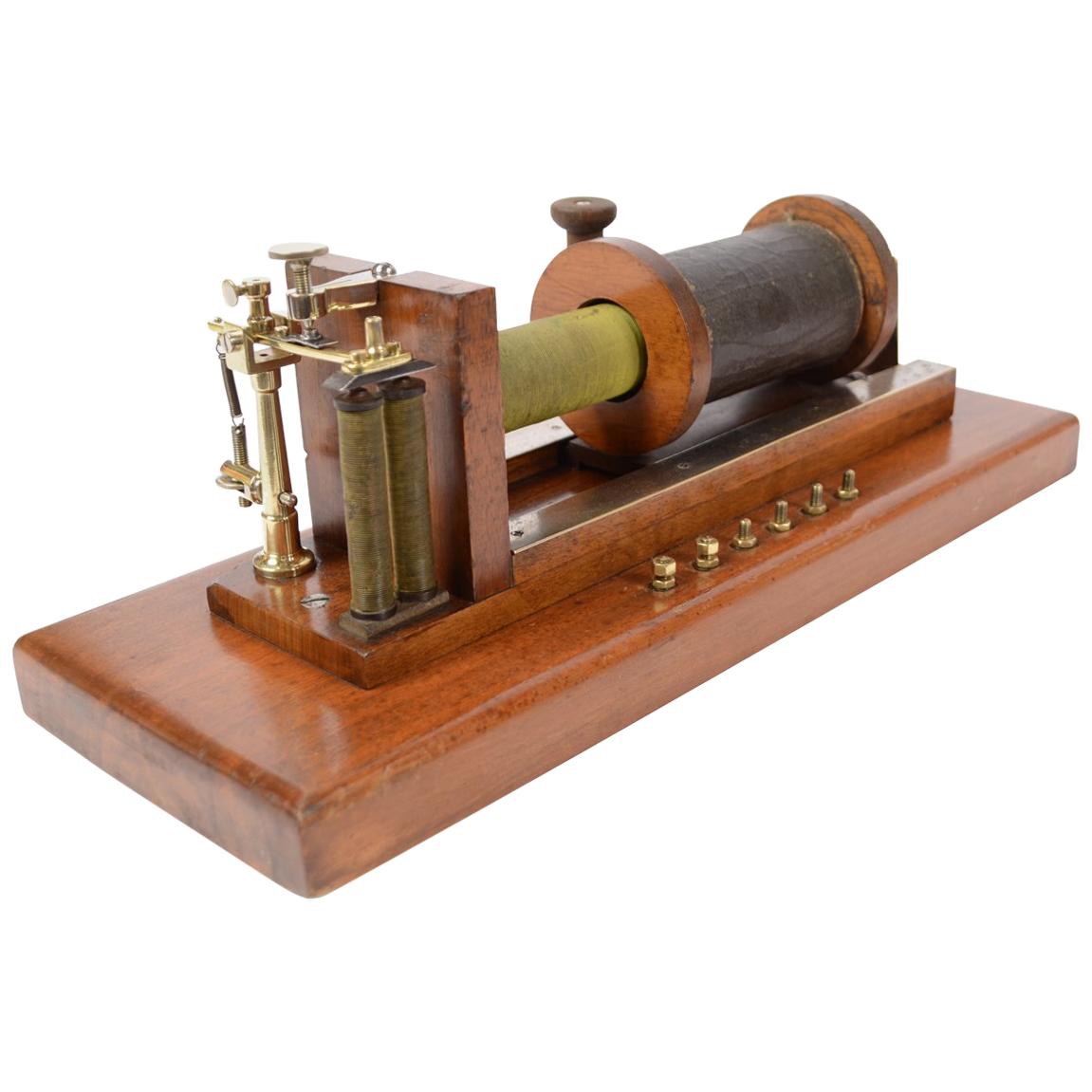 Bobine d'induction de Boi Reymond, également connue sous le nom de traîneau du système de Boi Reymond conçu vers 1870 dans le cadre des études d'électrophysiologie d'Emil Du Boid Reymond (1818-1896), physiologiste allemand connu. Il y a deux