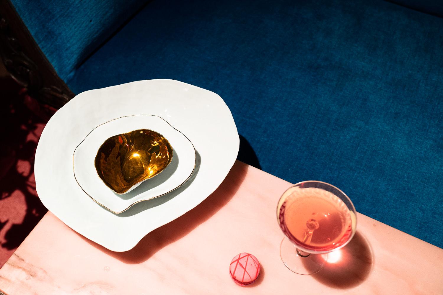 Indulge Nº2 / Oro / Piatto di servizio, Stoviglie di porcellana fatte a mano In condizioni Nuovo in vendita a Amsterdam, NL